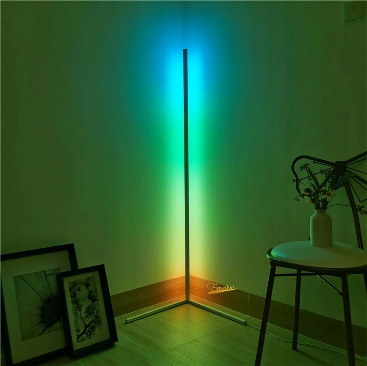 Lampada da terra moderna che illumina una stanza con luce colorata, quadri e sedia.