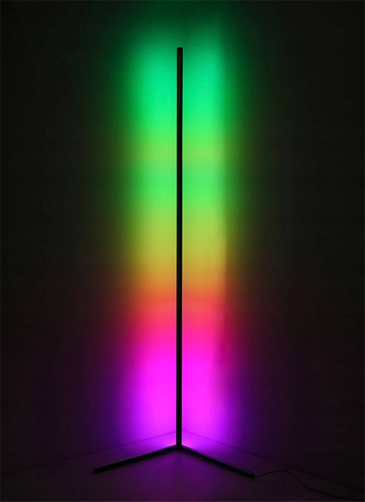 Lampada da terra LED angolare, nera, che proietta un gradiente di verde, giallo, rosa e viola.