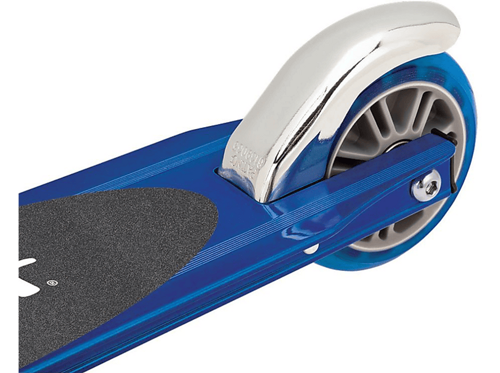 Blauer Roller mit Chromkotflügel und Rad. Das Wort 'STUDIO' steht auf dem Kotflügel.