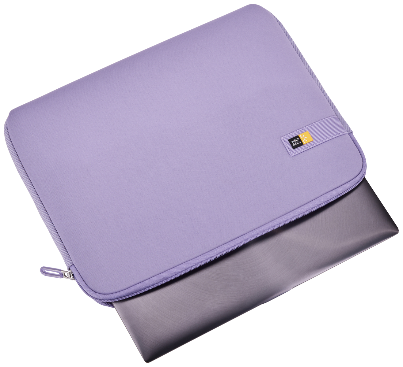 Eine lila Laptop-Hülle mit Reißverschluss. Ein Laptop ist teilweise in die offene Hülle eingesetzt.