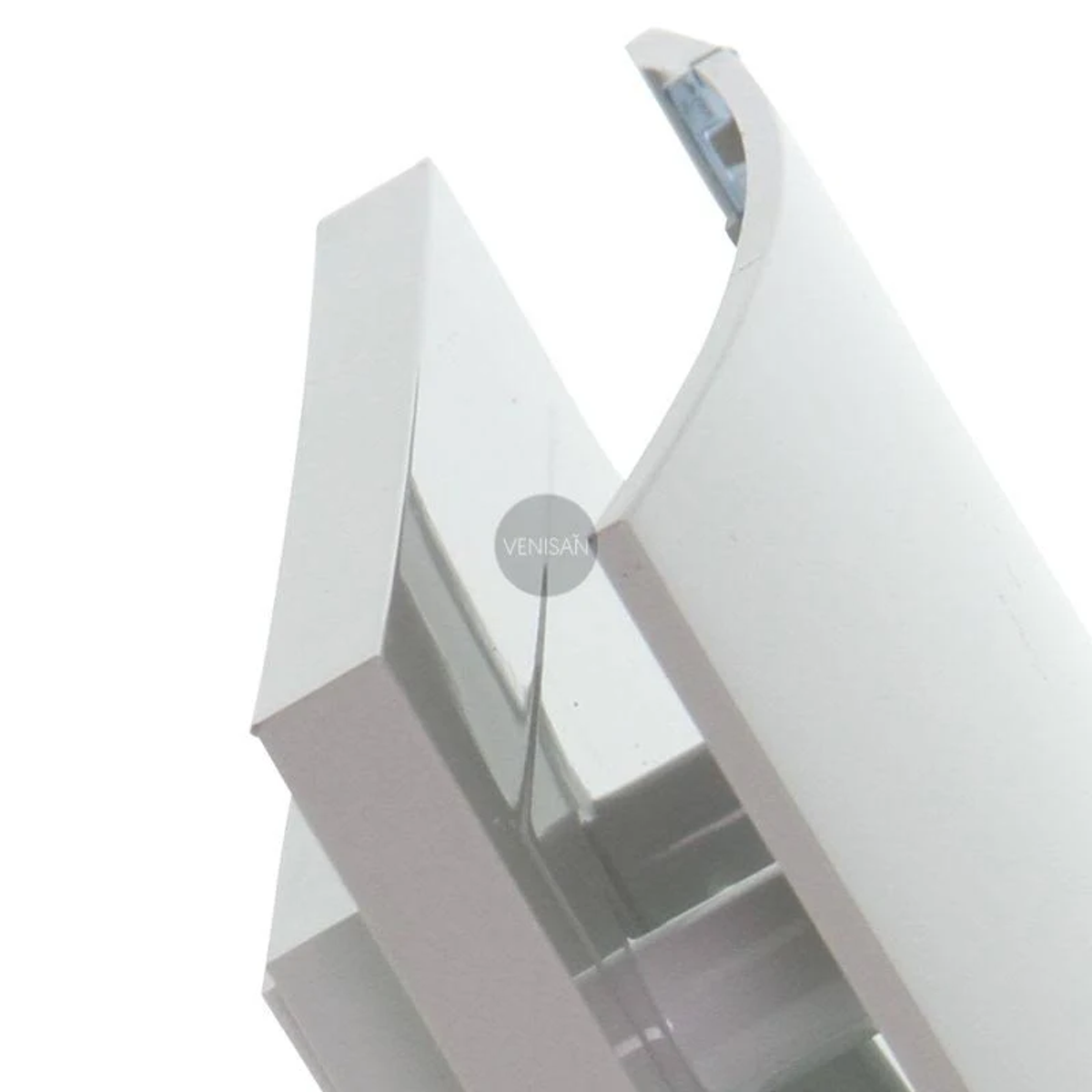 Nahaufnahme einer weißen, abgewinkelten Ecke. Details umfassen eine abgerundete Kante.