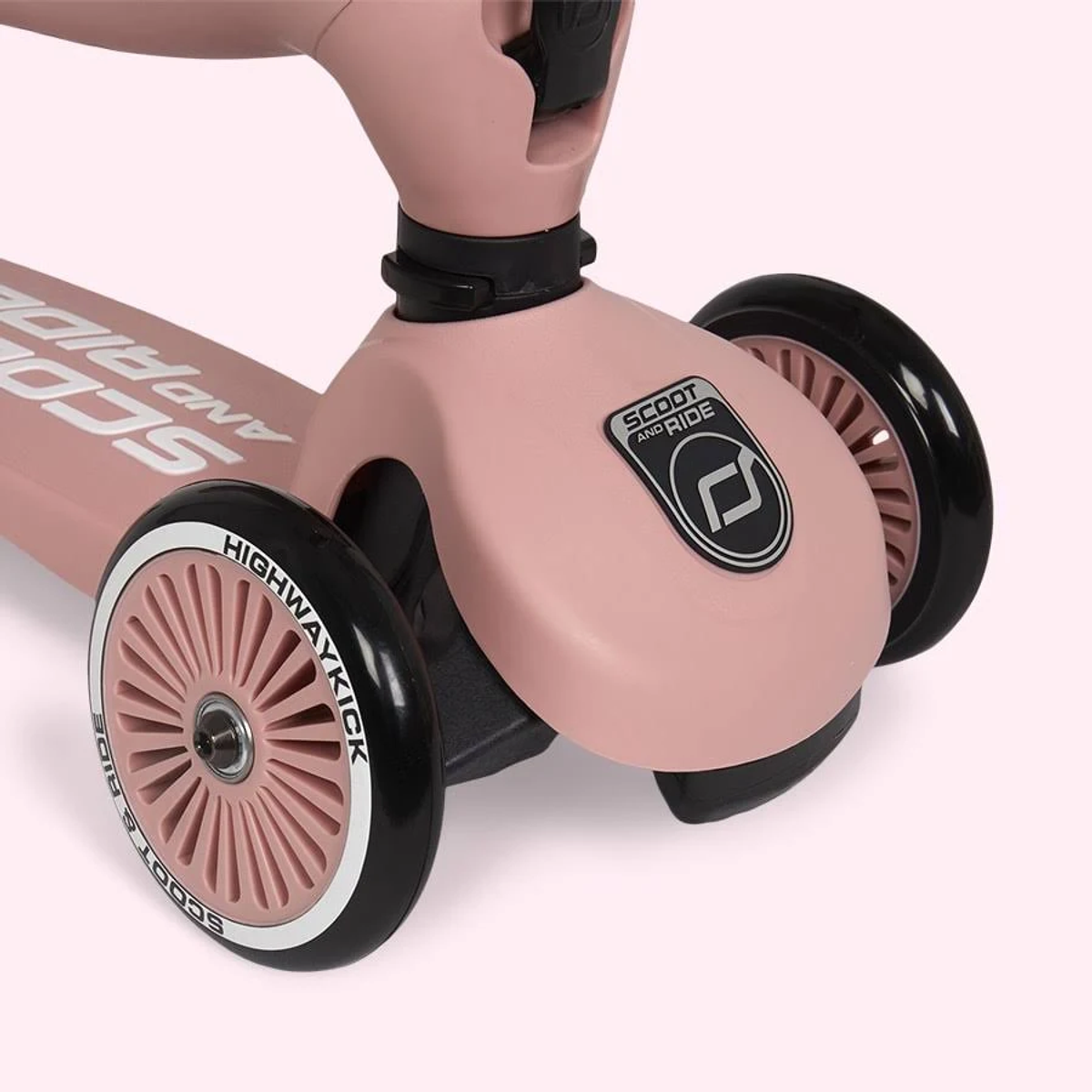 Un trotteur rose à trois roues avec logo.