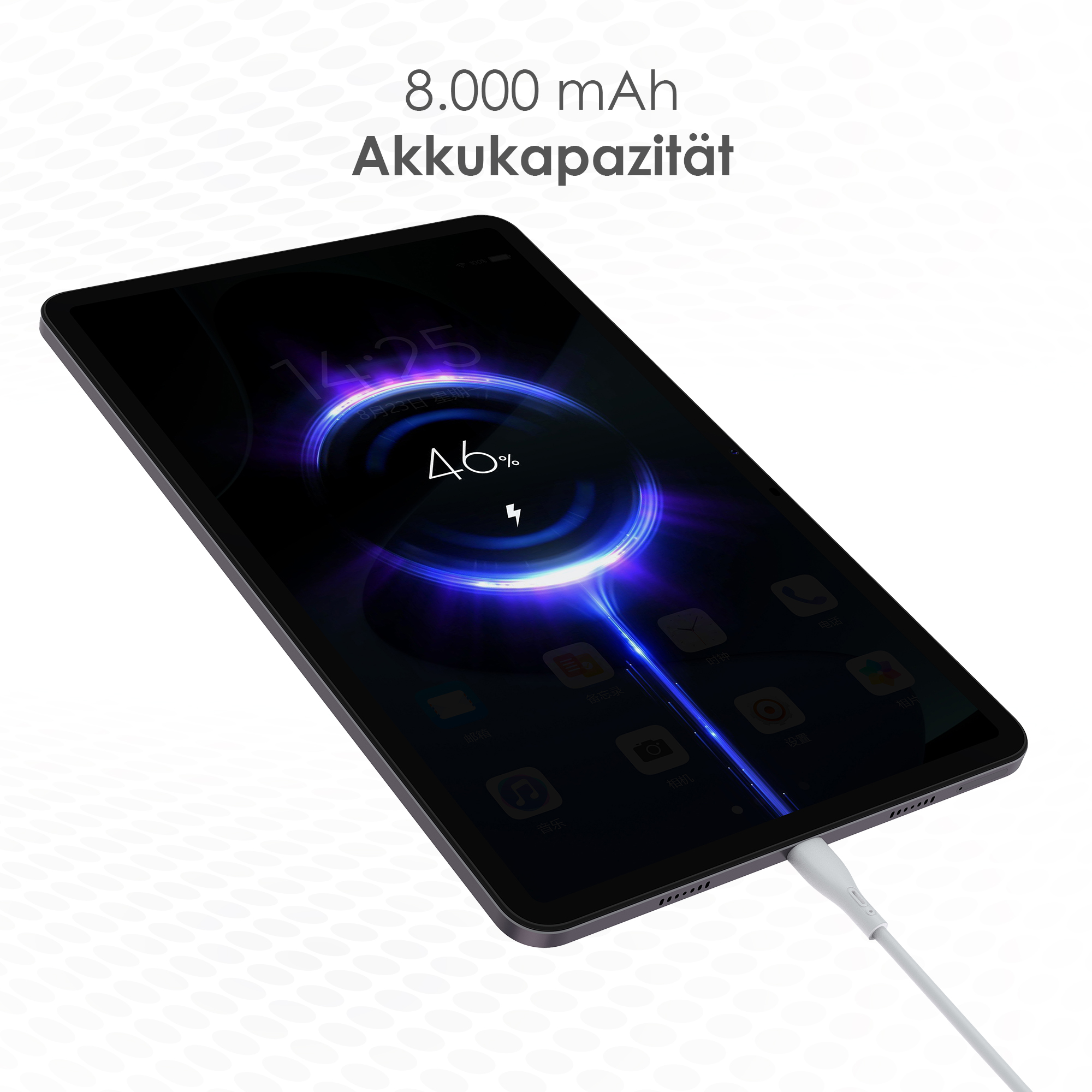 Tablet wird mit weißem Kabel geladen. Der Bildschirm zeigt Akkustand und Uhrzeit an.