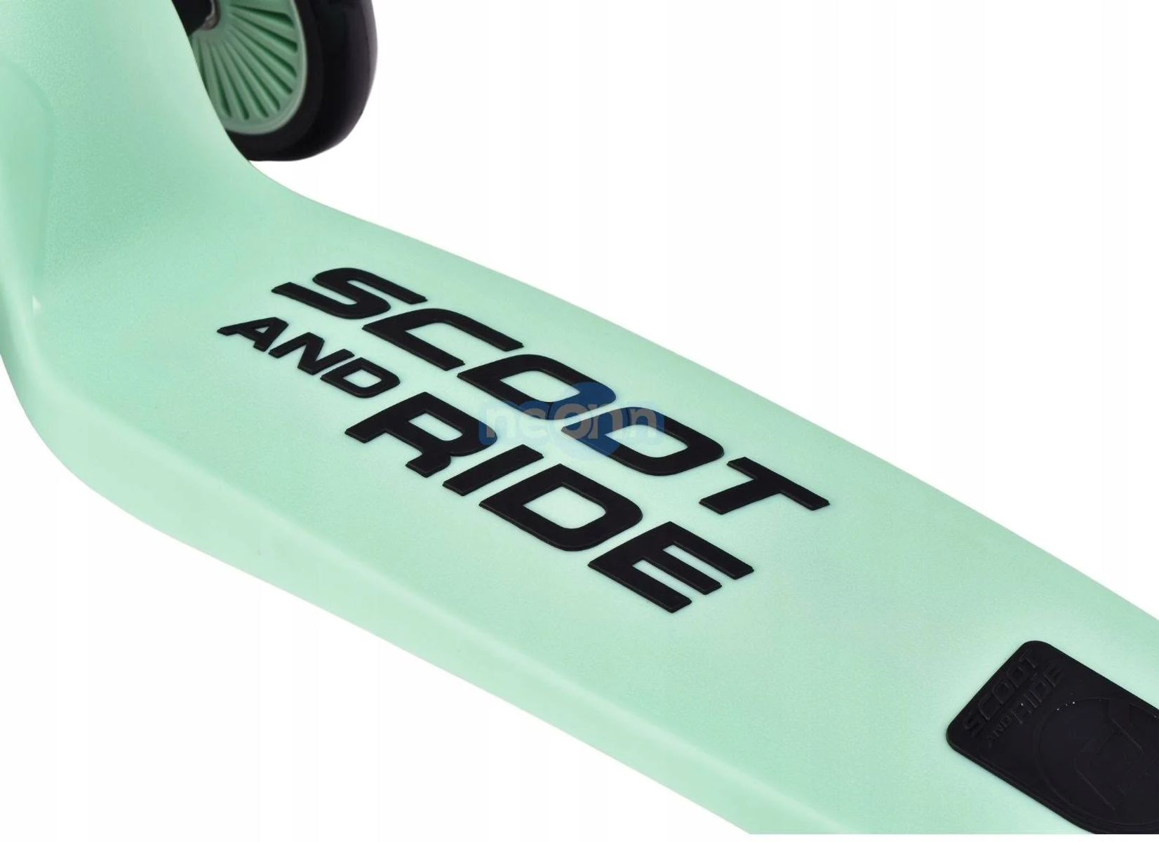 Trottinette vert clair avec texte noir 'SCOOT AND RIDE' et une roue.
