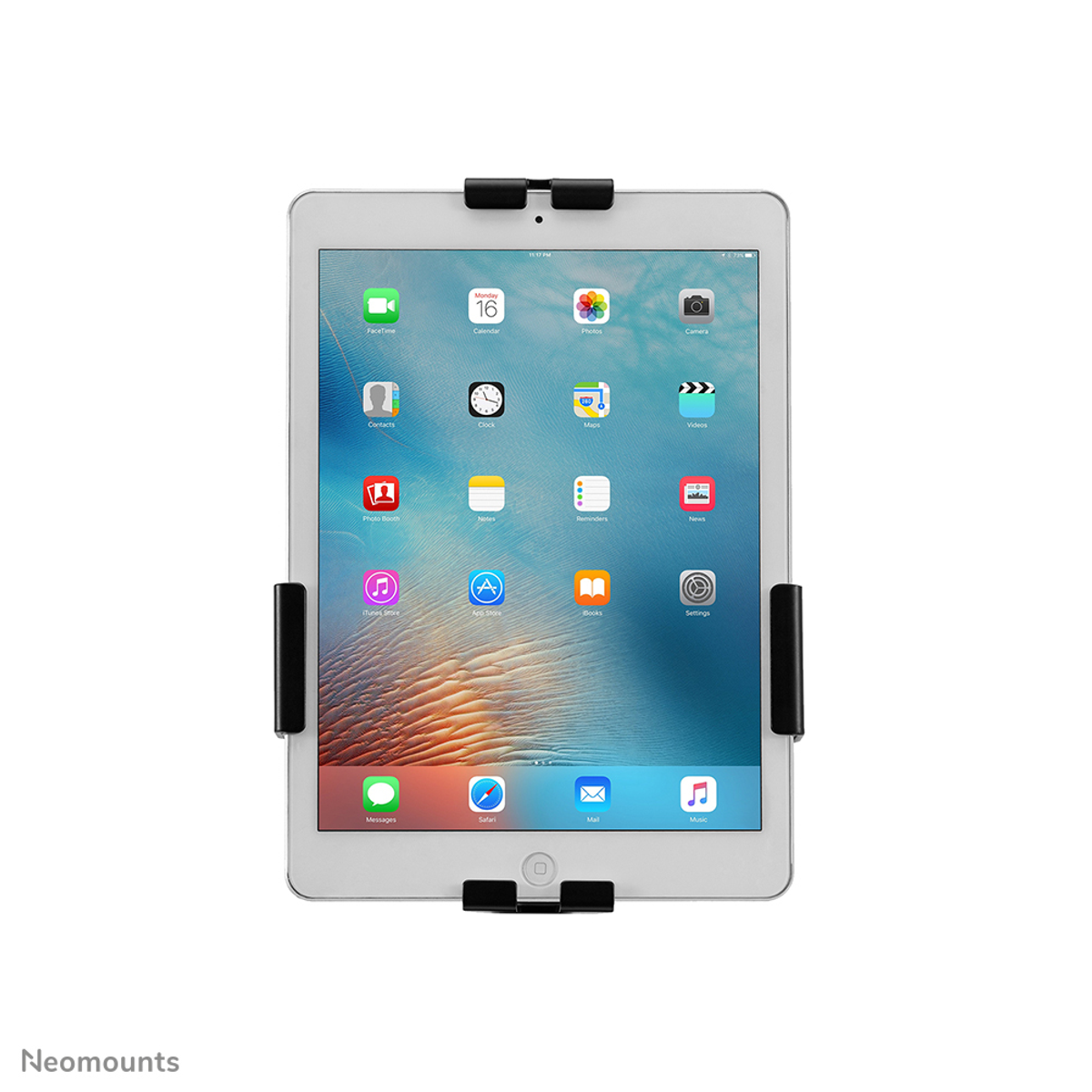 iPad in un supporto nero. Lo schermo mostra app e la data.