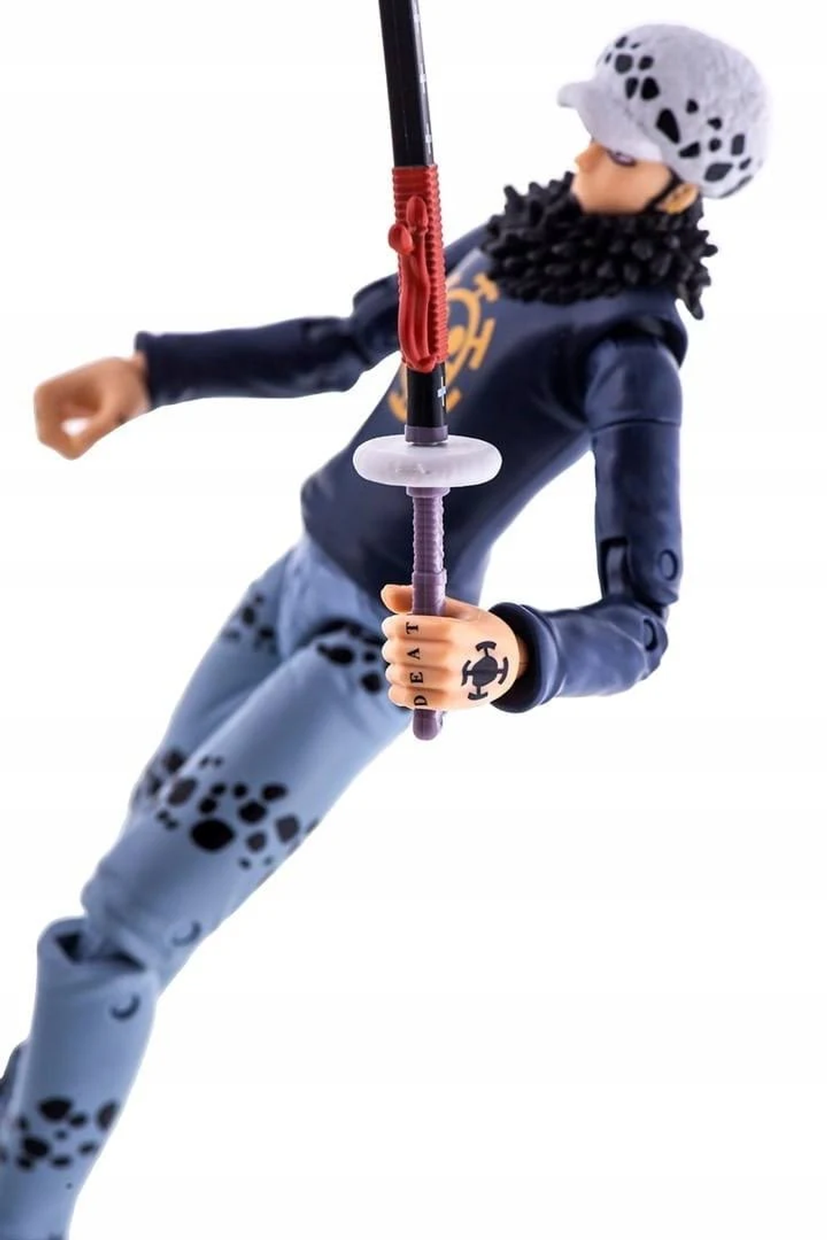 Figura de One Piece Trafalgar Law sosteniendo una espada. La figura está en pose dinámica.