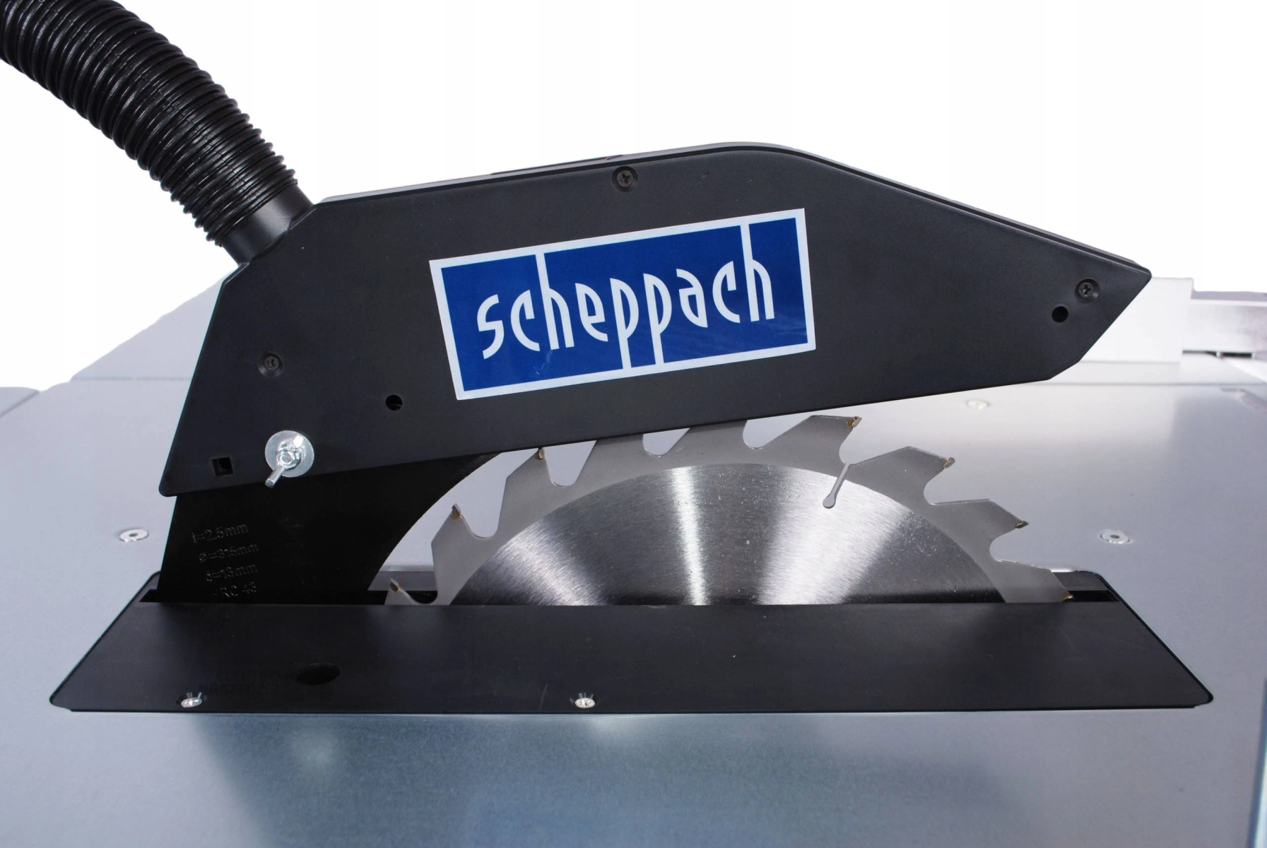 Close-up van een cirkelzaagblad met een zwarte beschermkap en het Scheppach-logo.