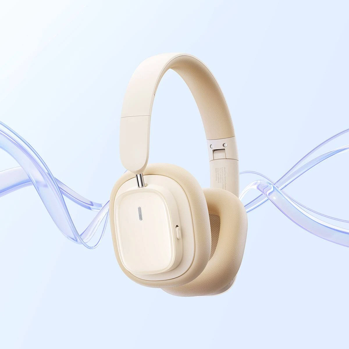 Beżowe słuchawki nauszne o eleganckim designie na niebieskim tle.
