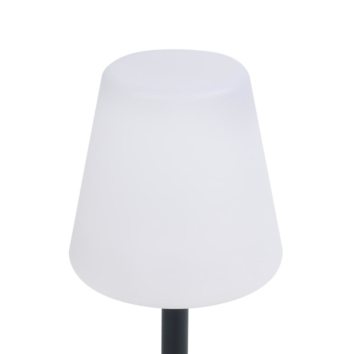 Eine weiße, kegelförmige Außenlampe auf einem schwarzen Pfahl, isoliert auf weißem Hintergrund.