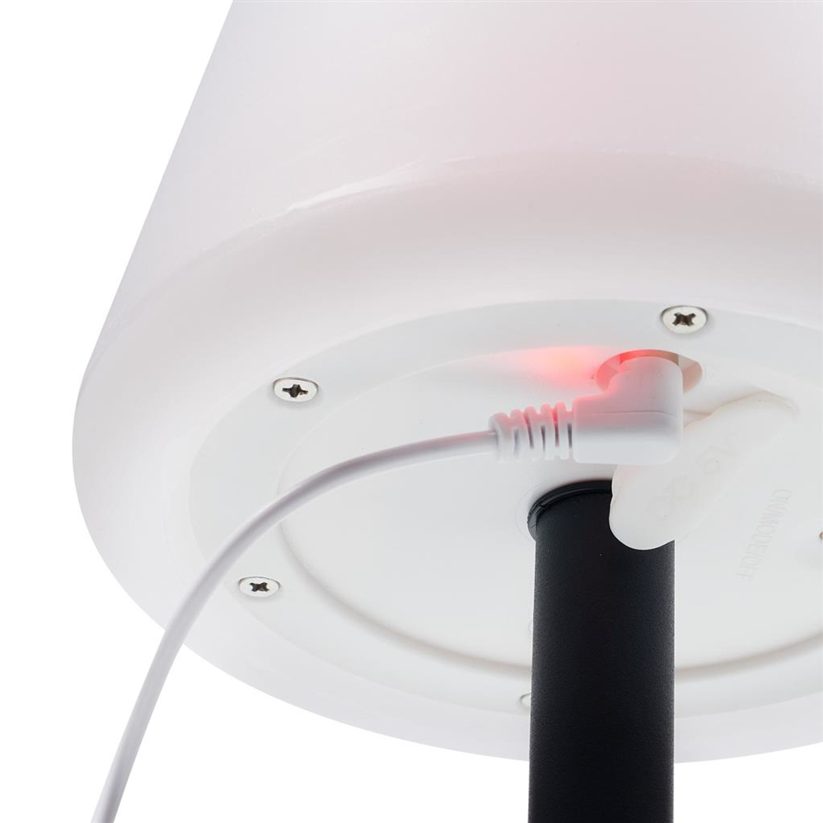 Weißer Lampensockel mit angeschlossenem weißen Kabel, rotes Licht sichtbar, schwarzer Mast und Schrauben.