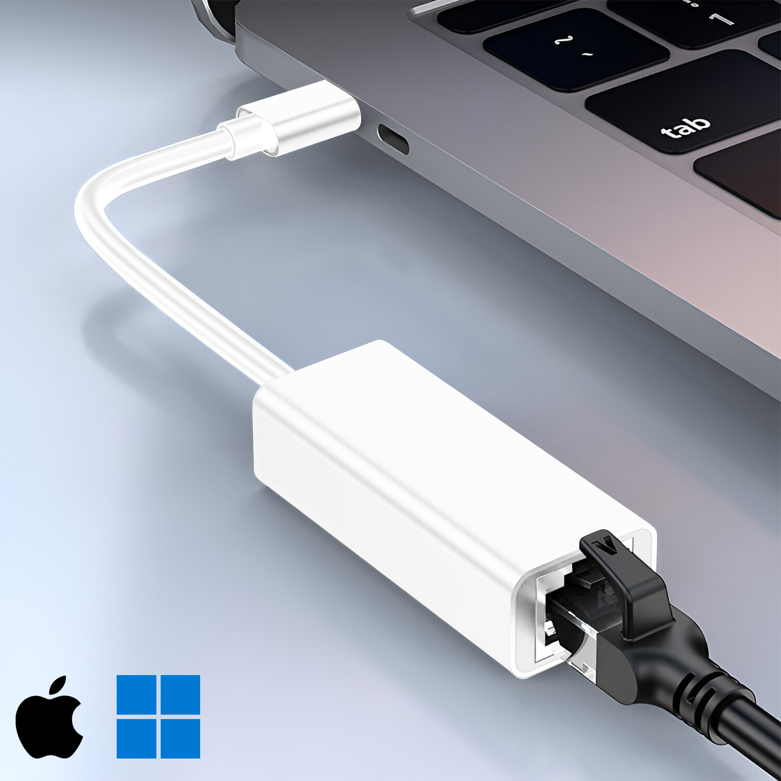 Adattatore Ethernet bianco con connettore USB-C collegato a laptop, con loghi Apple e Windows.