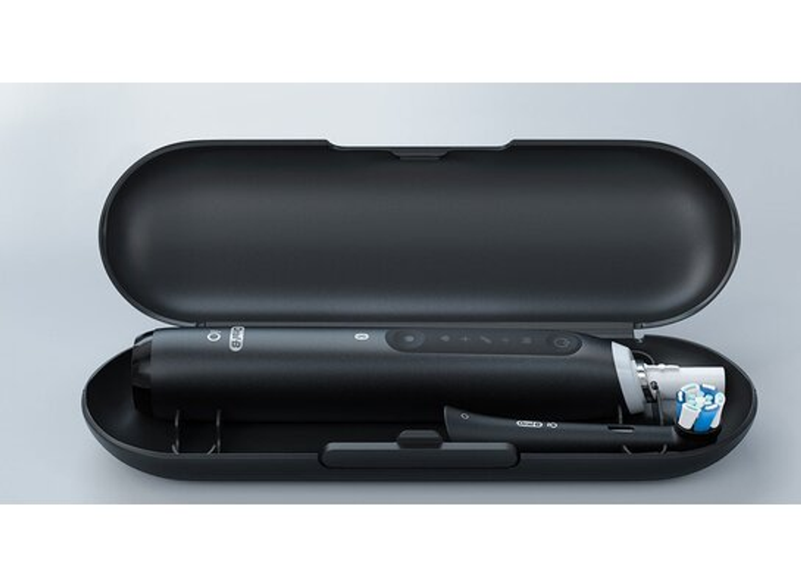 Czarna elektryczna szczoteczka do zębów w otwartym, czarnym etui podróżnym.