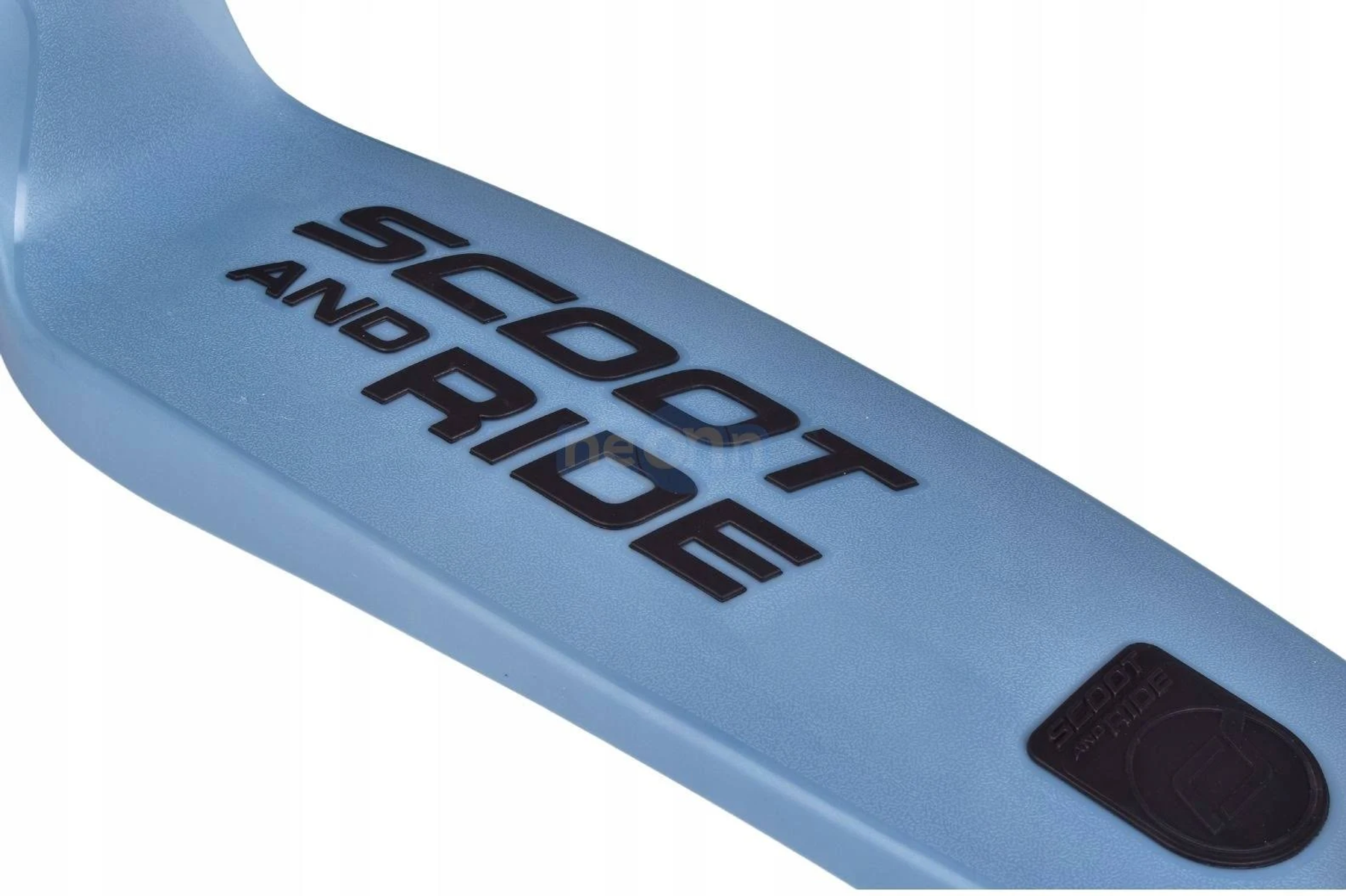 Nahaufnahme eines blauen Scooter-Decks mit den Worten SCOOT AND RIDE.