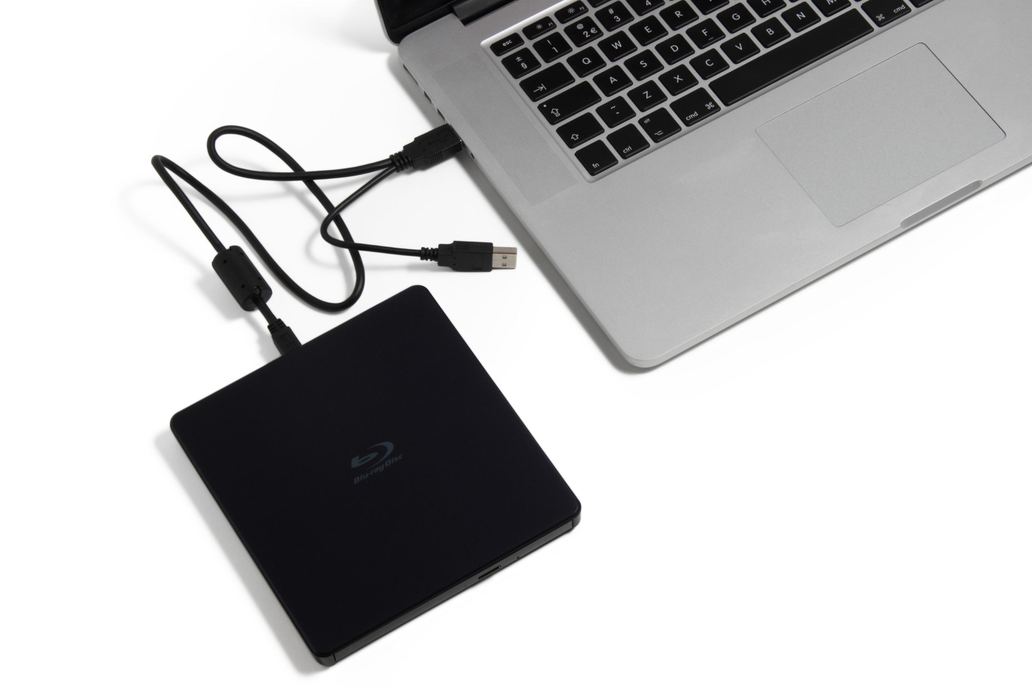 Un portátil con una unidad Blu-ray conectada mediante cable USB.