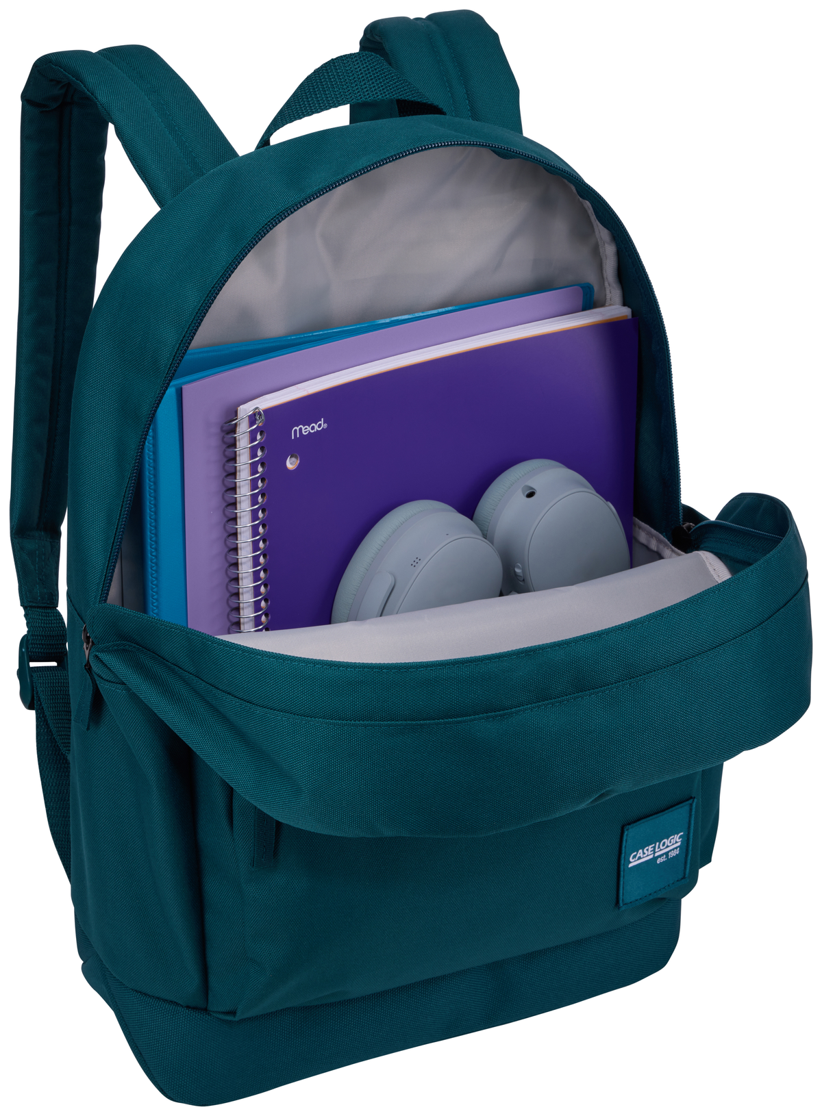 Ein türkisfarbener Rucksack mit Notizbüchern und Kopfhörern im Inneren. Das Case Logic-Logo ist auf der Vorderseite.