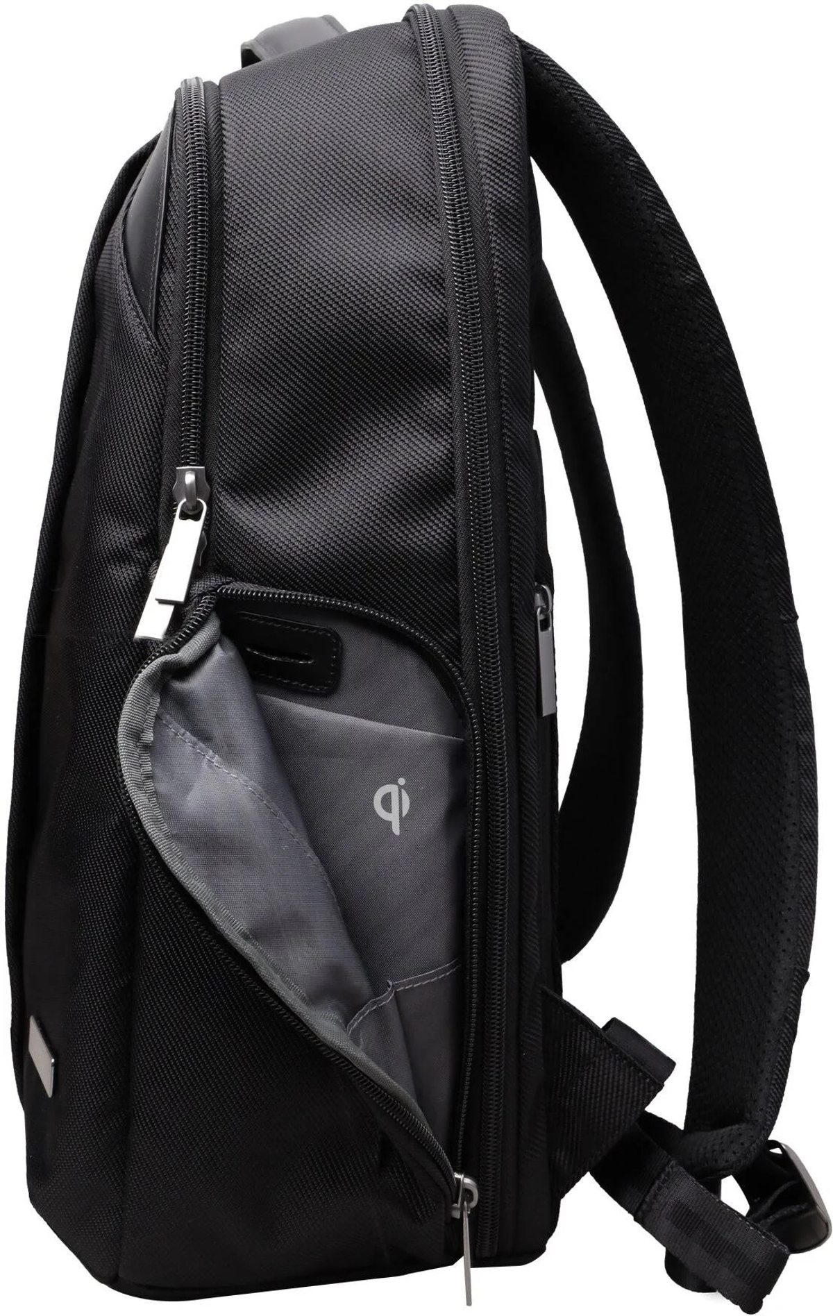 Zaino nero con tasca aperta che rivela un'altra tasca con un simbolo di ricarica wireless.