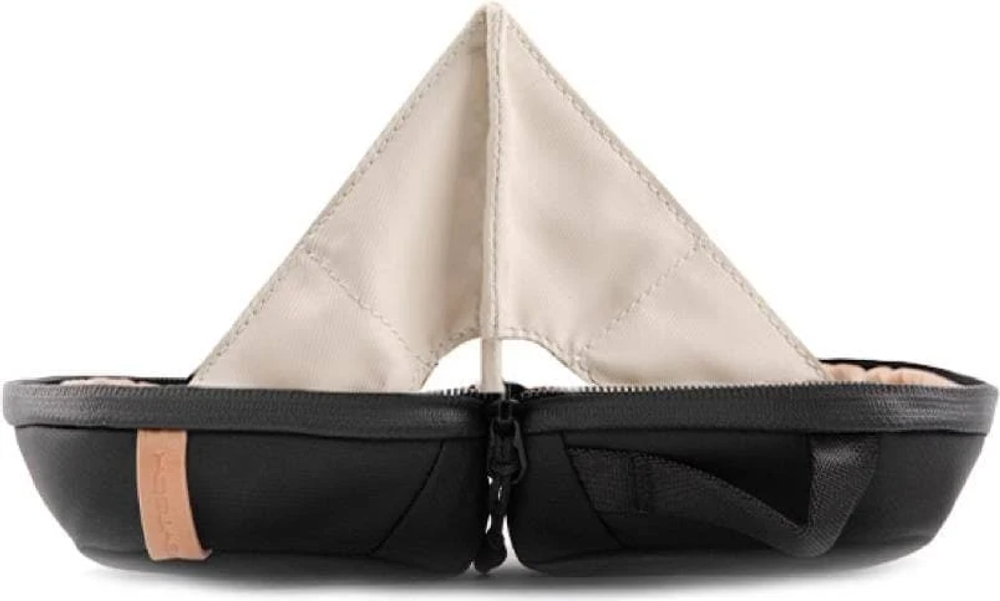 Ein schwarzes Etui, geöffnet wie ein Boot. Ein segelförmiges Fach innen.