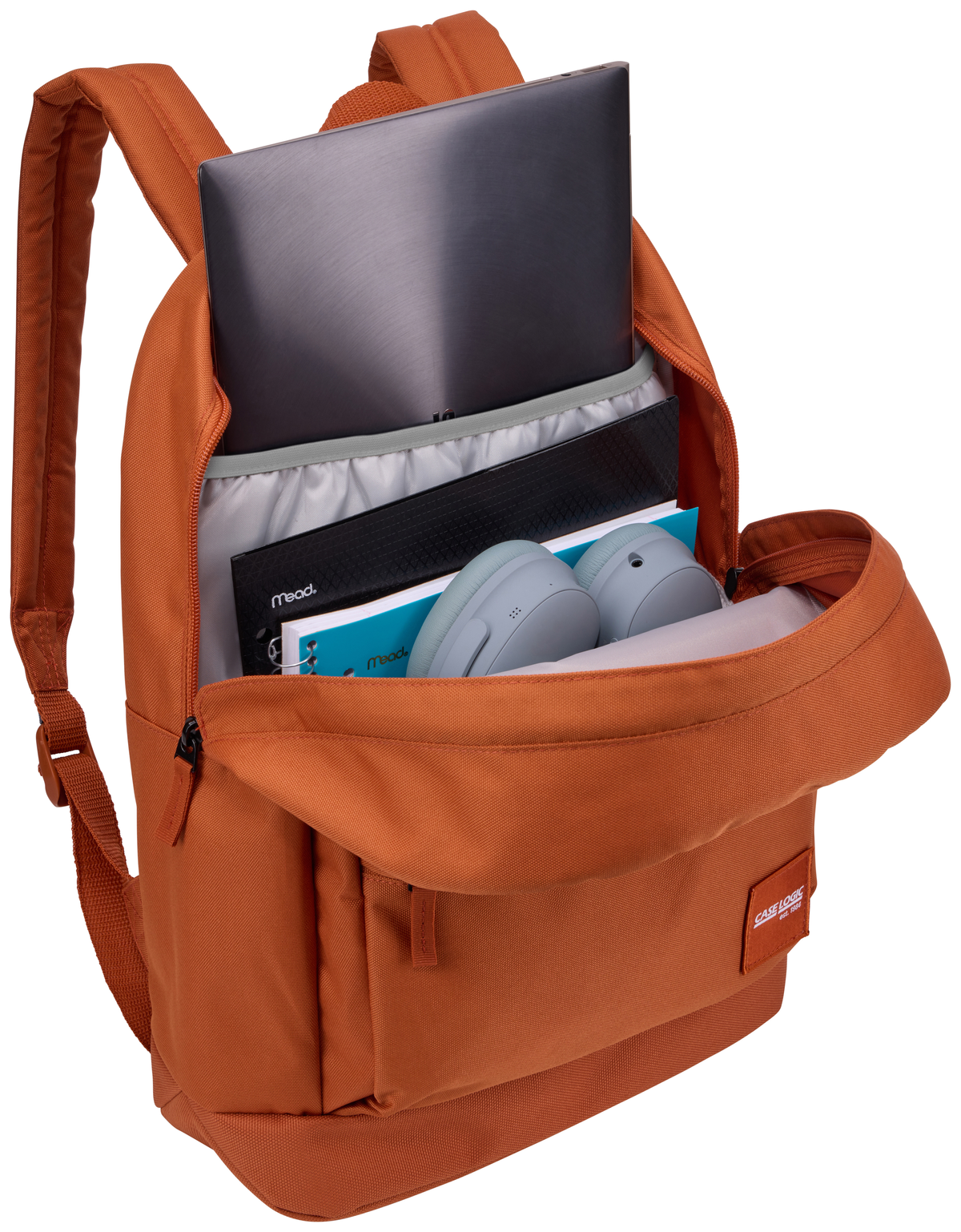 Sac à dos orange ouvert avec un ordinateur portable, des écouteurs, des cahiers et un stylo à l'intérieur. Fond blanc.