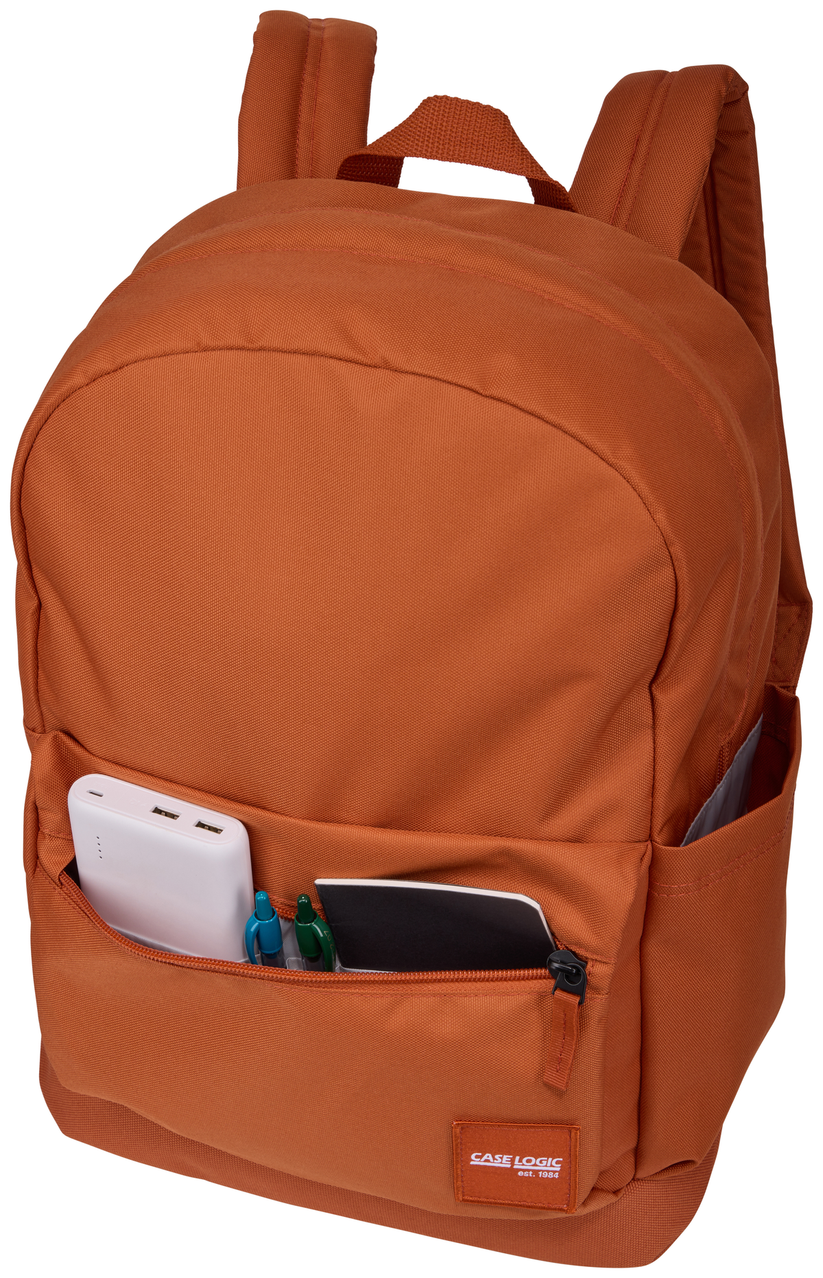 Un sac à dos orange avec une poche avant ouverte, montrant une banque d'alimentation et d'autres articles.