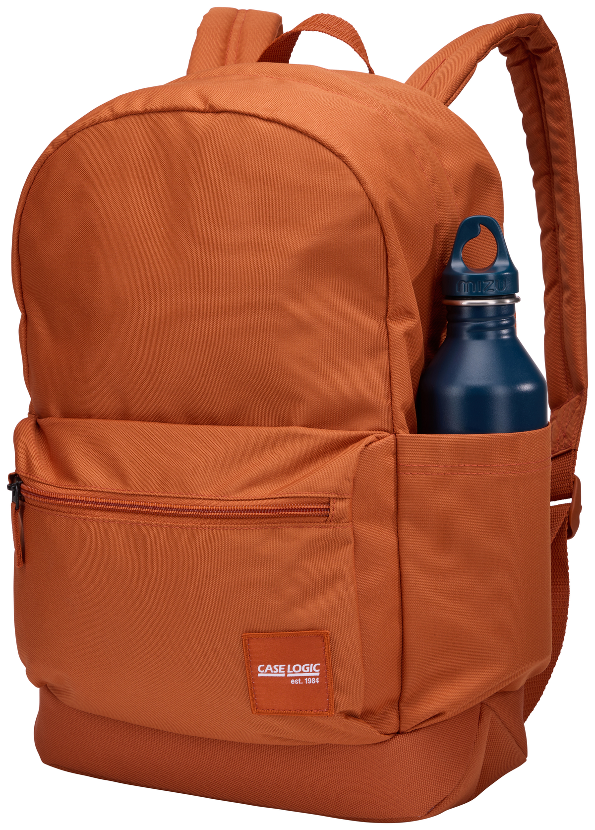 Sac à dos orange avec une bouteille d'eau bleue dans la poche latérale. Logo Case Logic visible.