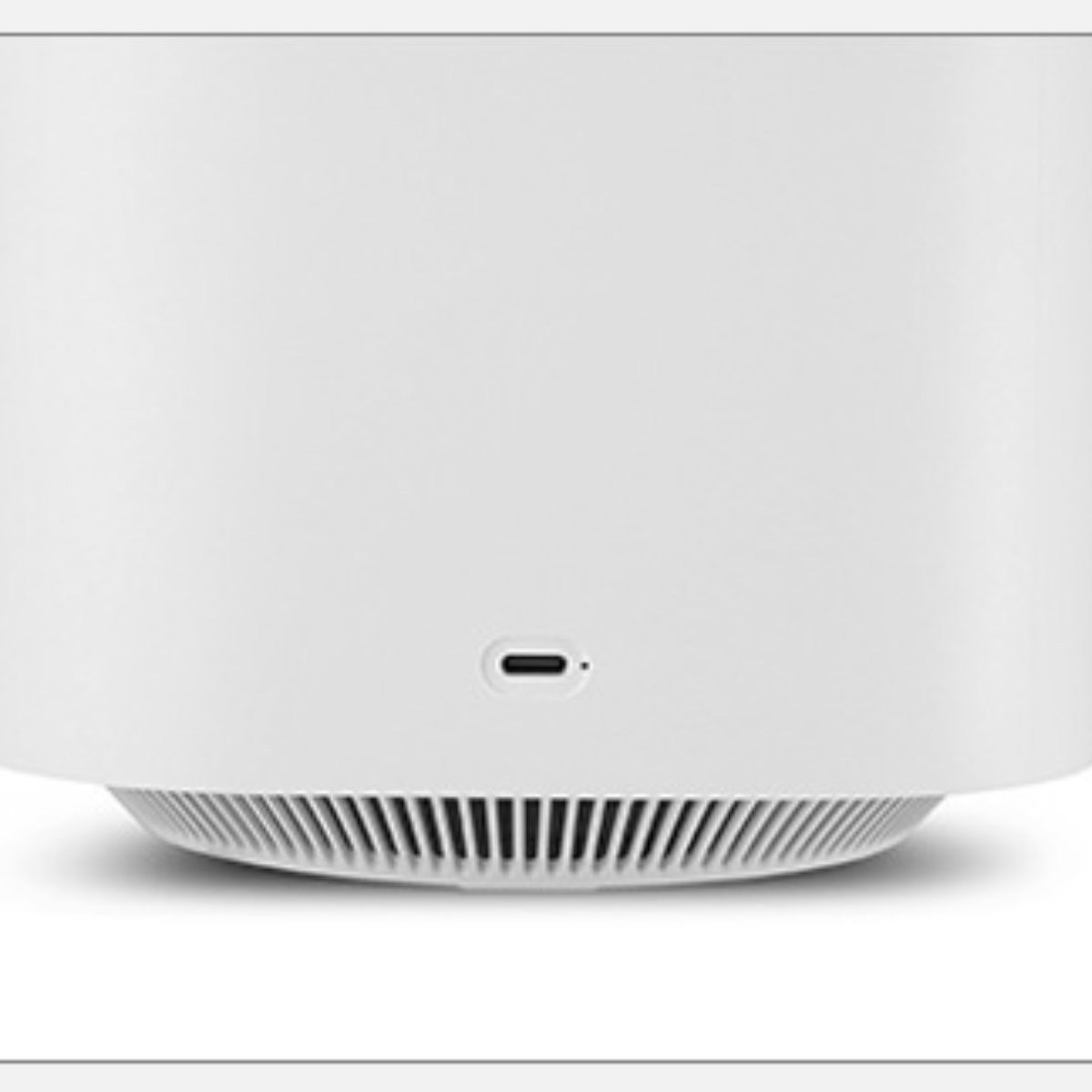 Ein weißes zylindrisches Gerät mit einem USB-C-Anschluss. Der Boden hat ein gitterartiges Design.