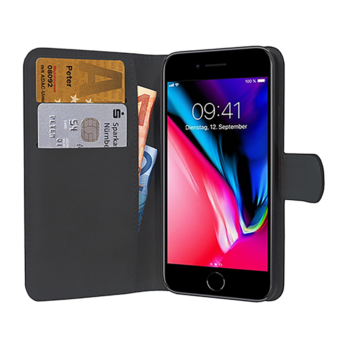 Ein schwarzes Telefon in einer dunkelgrauen Brieftasche. Der Telefonbildschirm zeigt eine Uhr und das Datum.