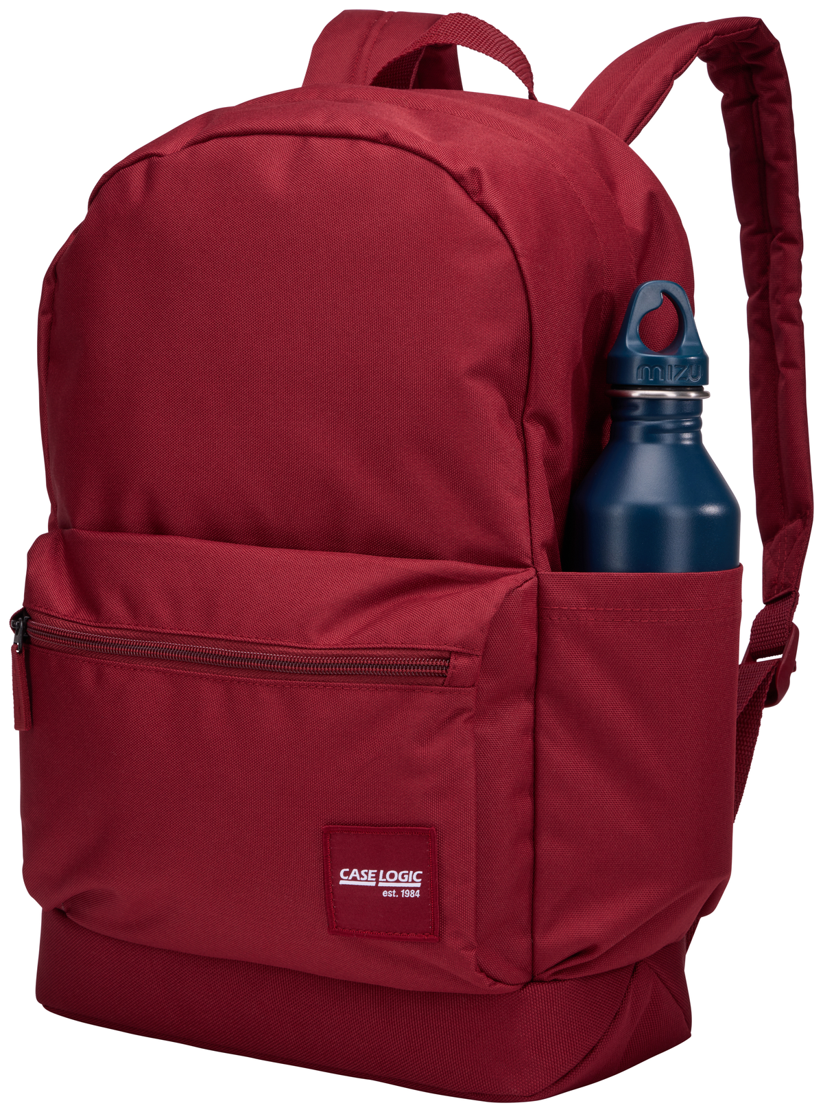 Zaino rosso con una bottiglia d'acqua nella tasca laterale. Sfondo bianco.