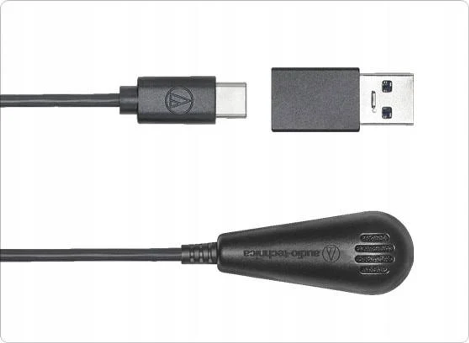 Ein schwarzes Mikrofon und ein USB-C-Kabel sind mit einem USB-Adapter verbunden, vor weißem Hintergrund.