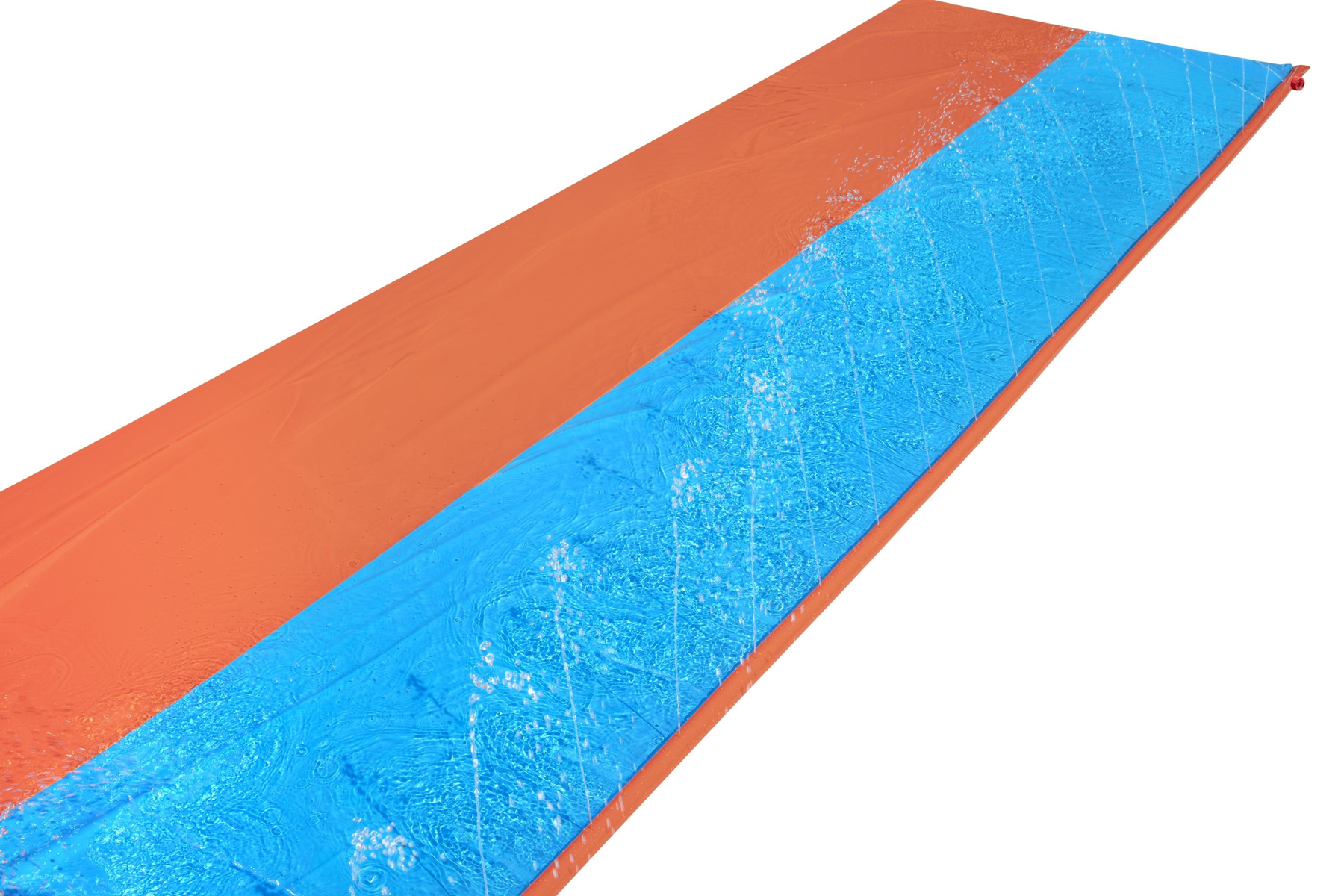 Scivolo arancione e blu con acqua che scorre al centro. Sfondo bianco.