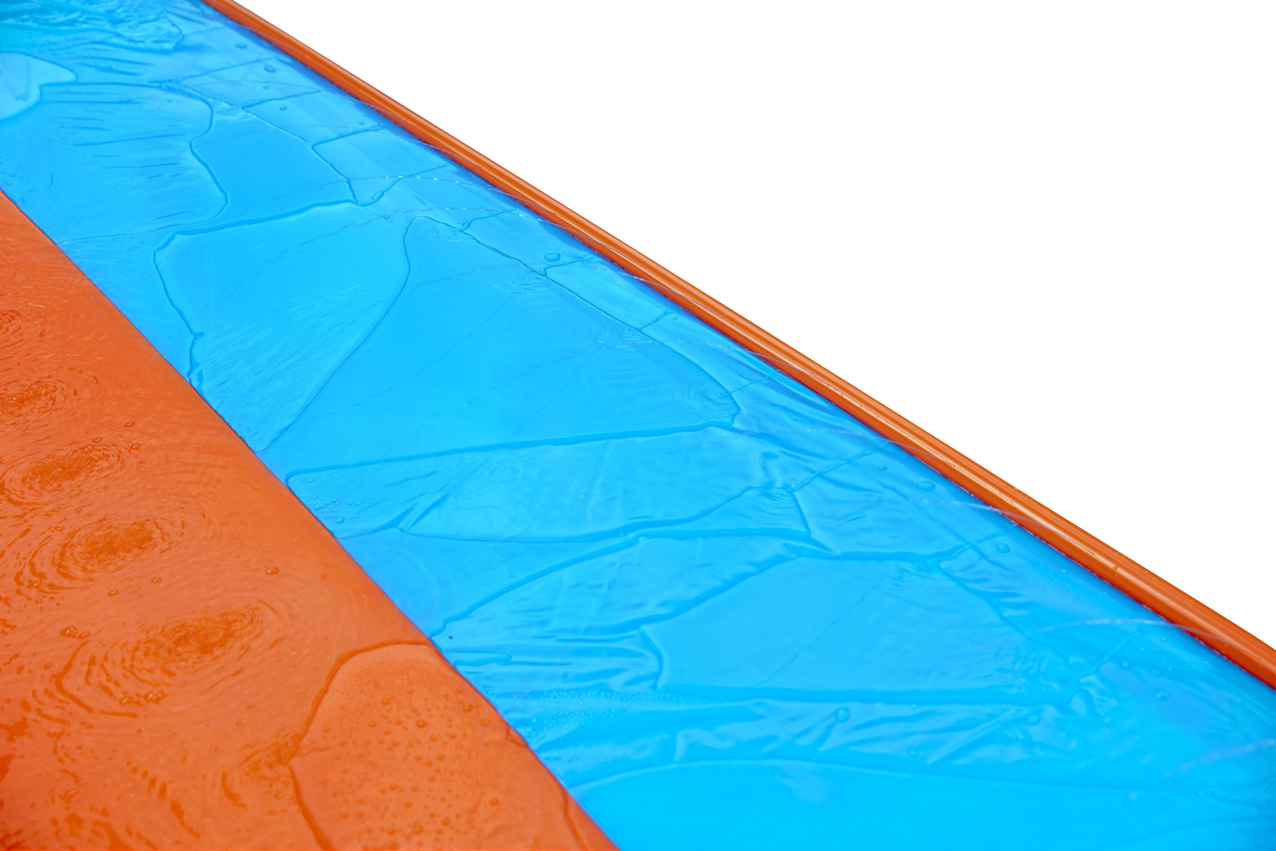 Acqua blu su scivolo arancione e blu. Sfondo bianco. Bordo arancione a destra.
