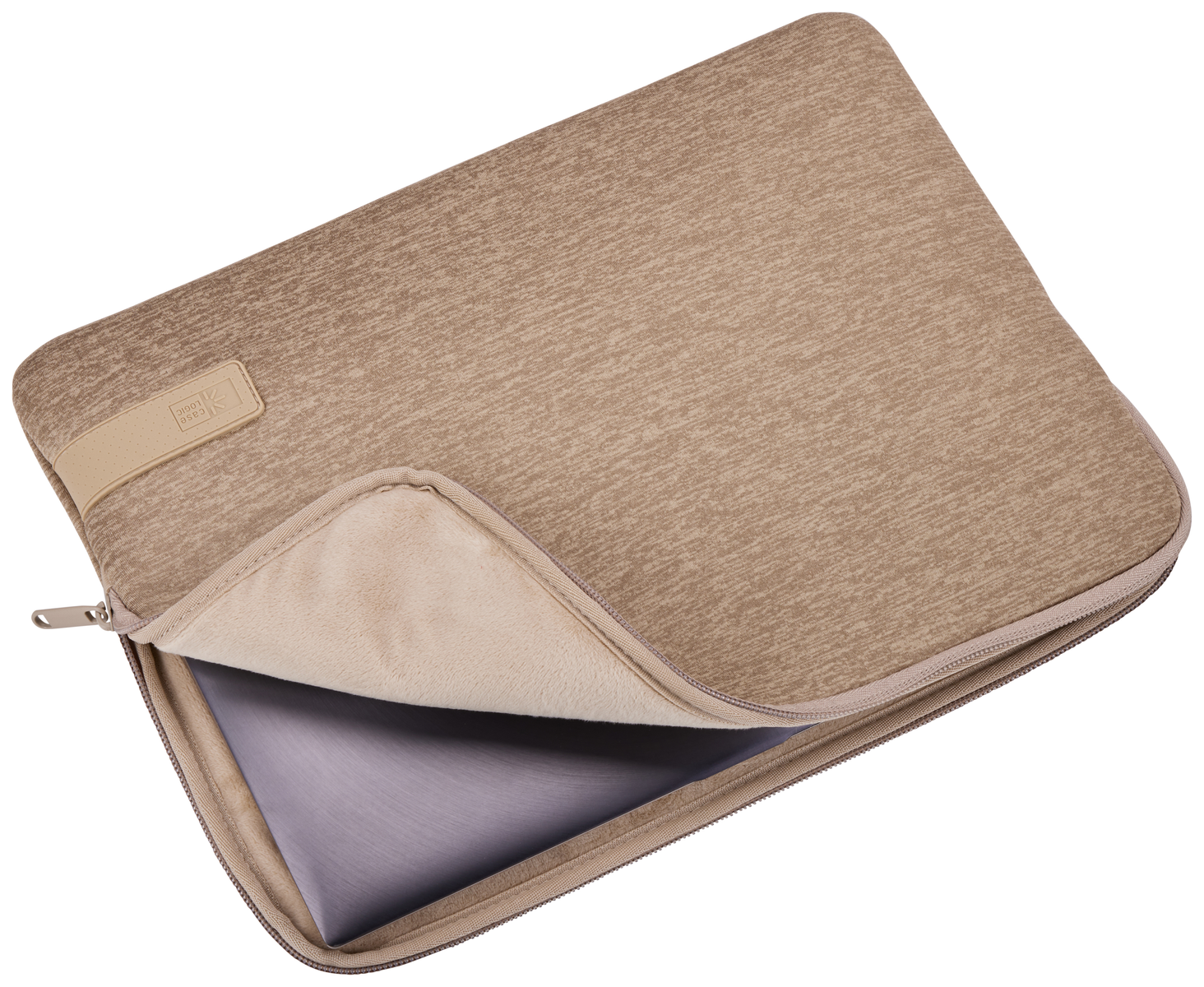 Housse d'ordinateur portable beige, ouverte, révélant un intérieur gris. Fermeture éclair et étiquette visibles.