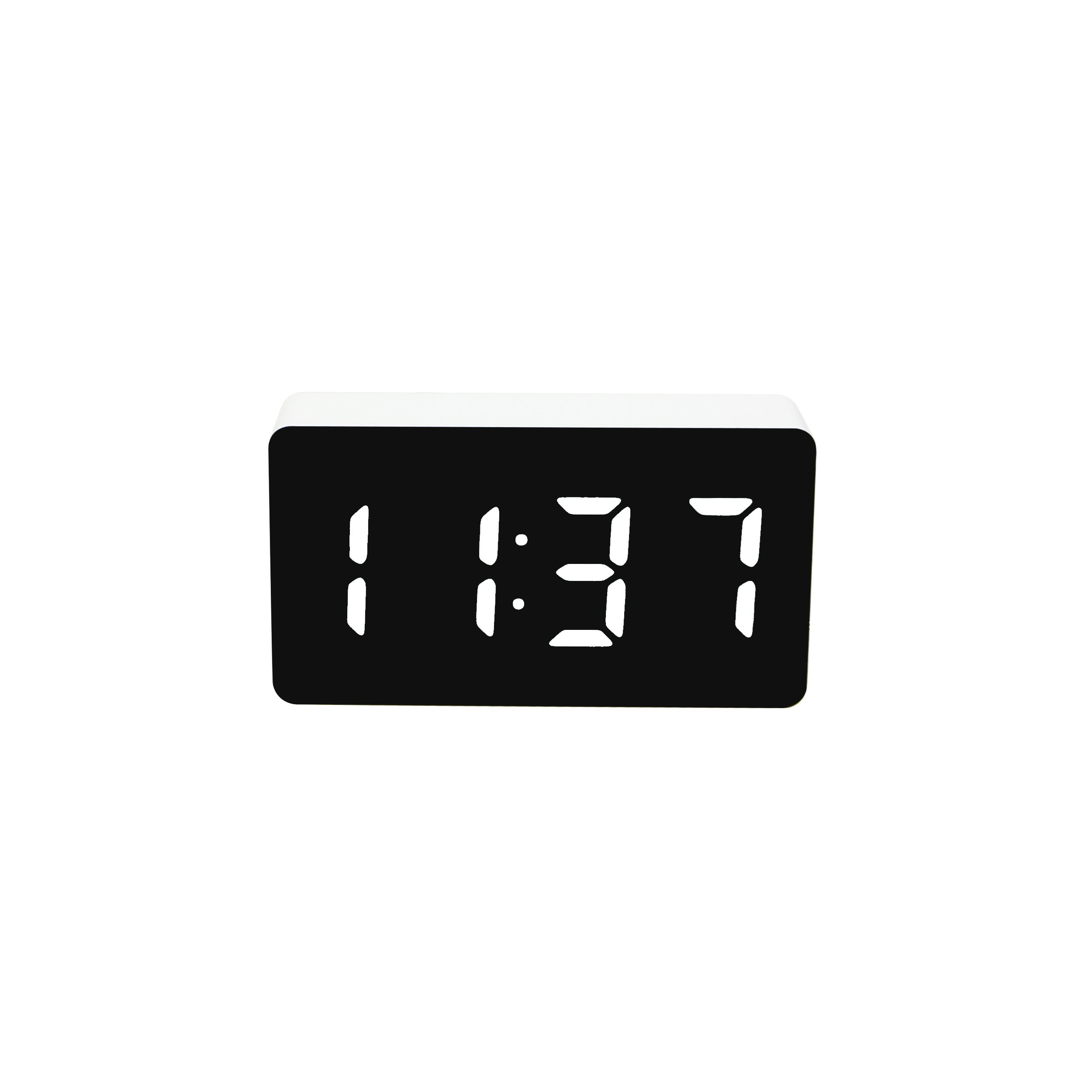 Weißer Digitalwecker mit der Anzeige 11:37. Weißer Hintergrund.