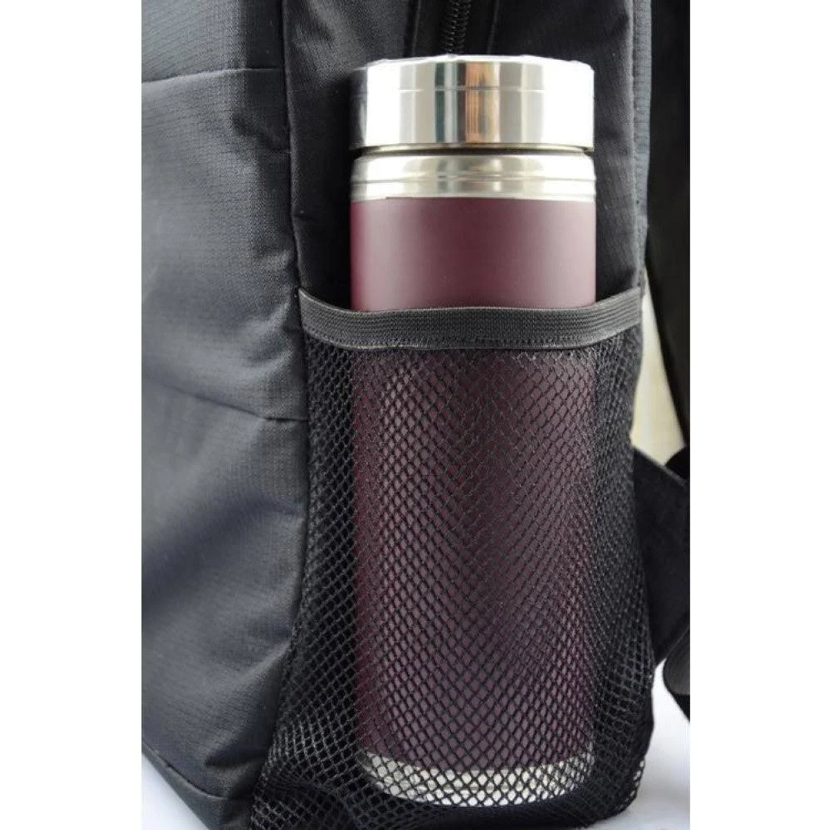 Zaino con un thermos color amaranto nella tasca laterale. Tasca a rete nera. Sfondo bianco.