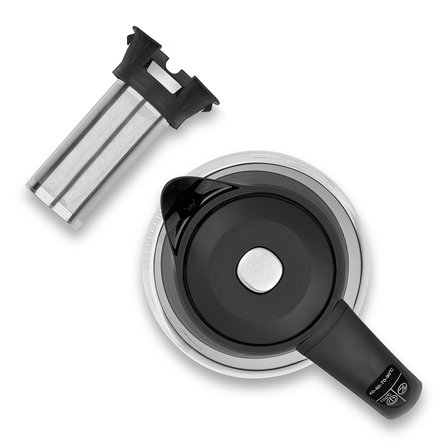 Draufsicht auf einen schwarzen Wasserkocherdeckel mit herausnehmbarem Teefilter, auf Weiß.