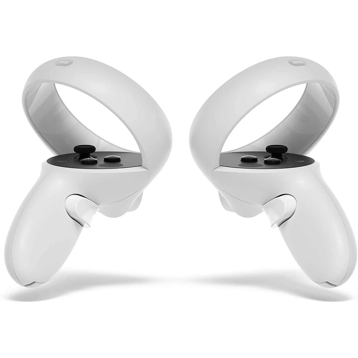 Zwei weiße VR-Controller, jeweils mit schwarzem Joystick und Knöpfen, und offenem Griff.