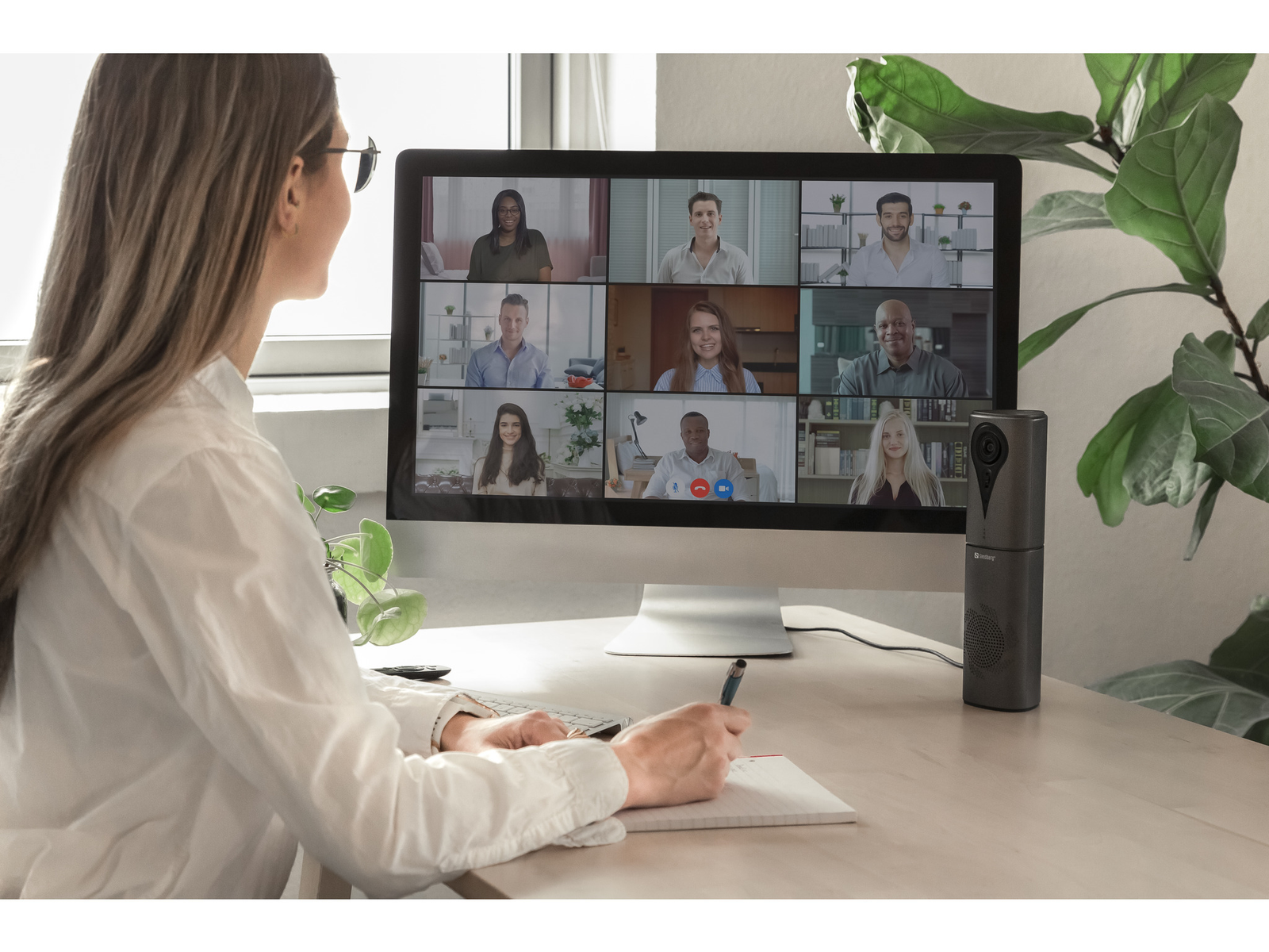 Kobieta podczas rozmowy wideo z kolegami na komputerze. Konfiguracja kamery.