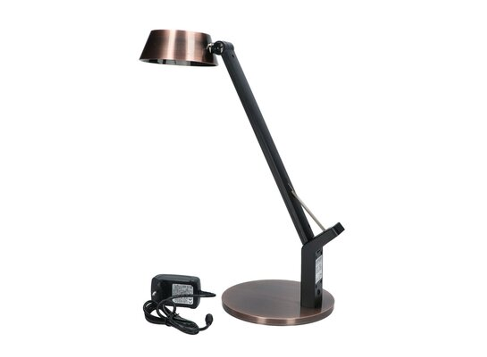 Lampada da scrivania con paralume e base color rame. Braccio e base neri. Adattatore di alimentazione a sinistra.