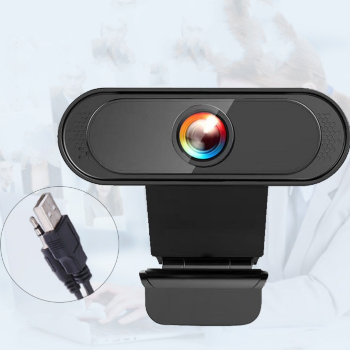 Schwarze Webcam mit USB-Kabel, mit verschwommenen Personen im Hintergrund.