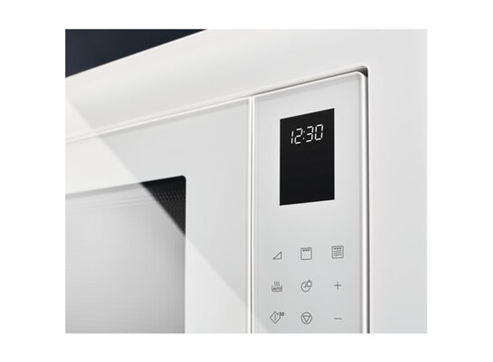 Un horno microondas blanco con una pantalla digital que muestra las 12:30, primer plano.
