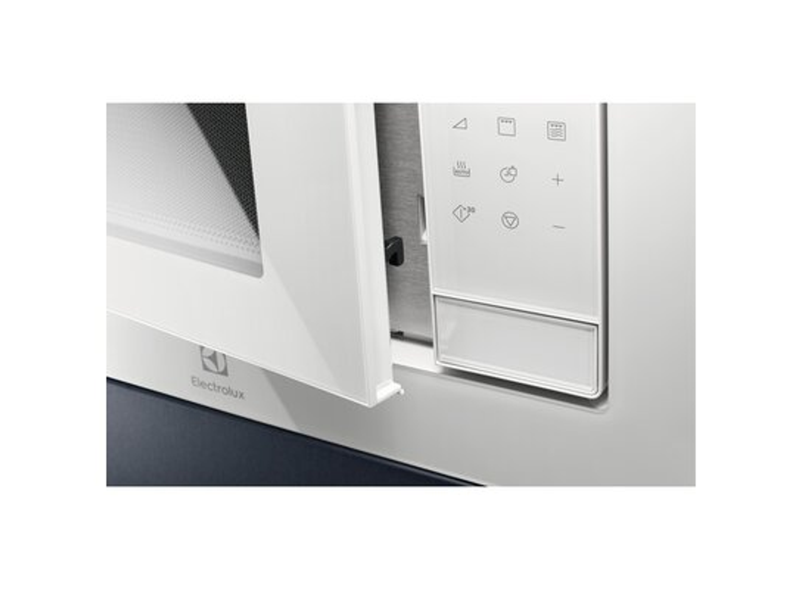 Microondas con puerta parcialmente abierta. Puerta blanca, cuerpo plateado. Controles visibles.