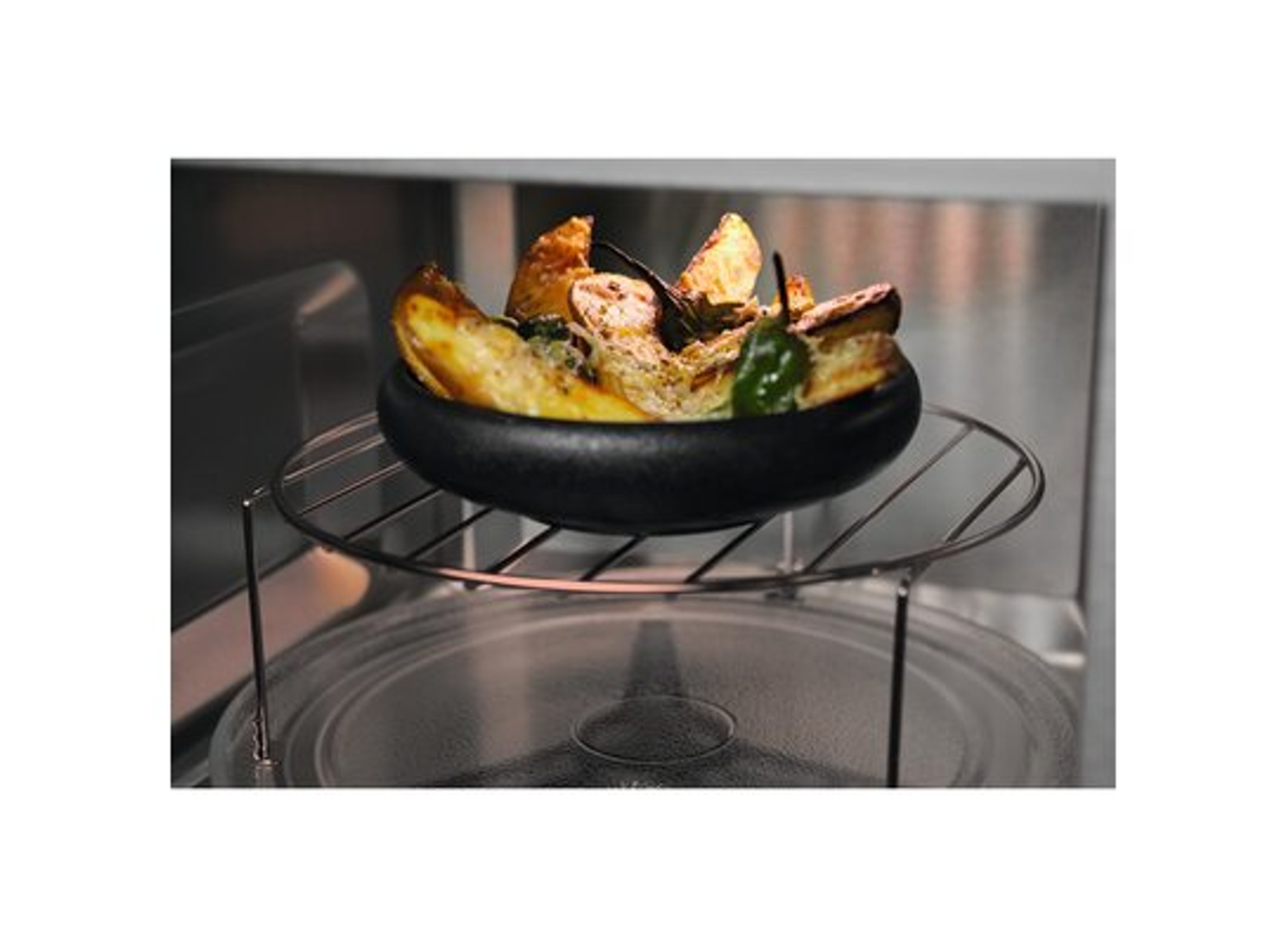 Eten op een metalen rek in een magnetron. De achtergrond is een magnetroninterieur.
