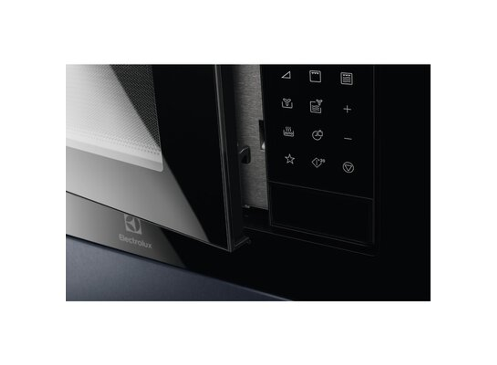 Zwarte magnetron, deur op een kier, bedieningspaneel zichtbaar. Electrolux logo op de deur.
