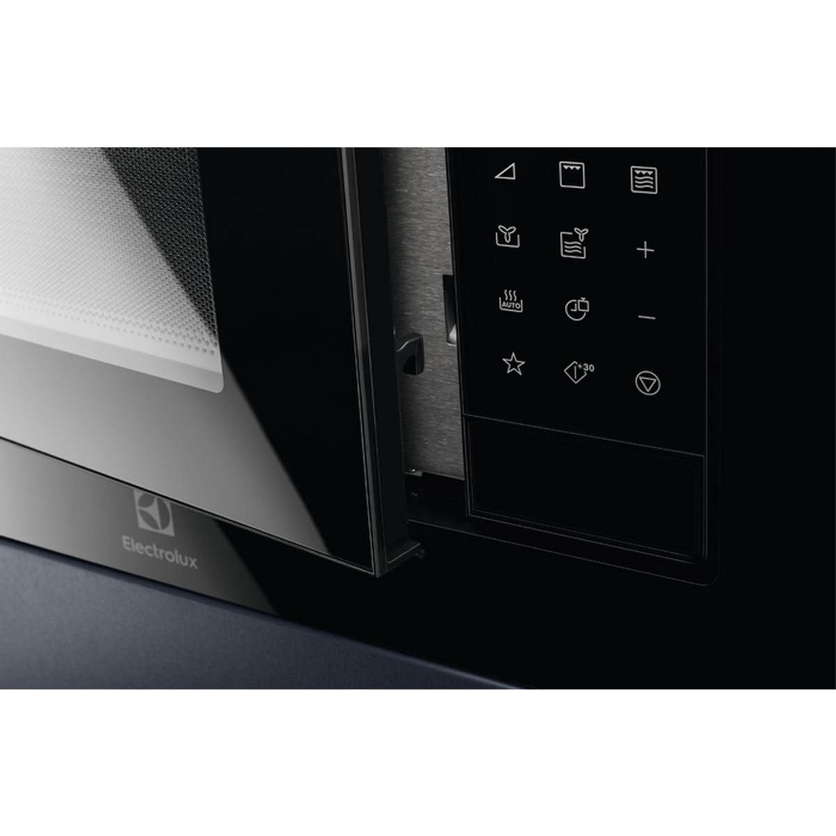 Zbliżenie na kuchenkę mikrofalową z częściowo otwartymi drzwiami i panelem sterowania.