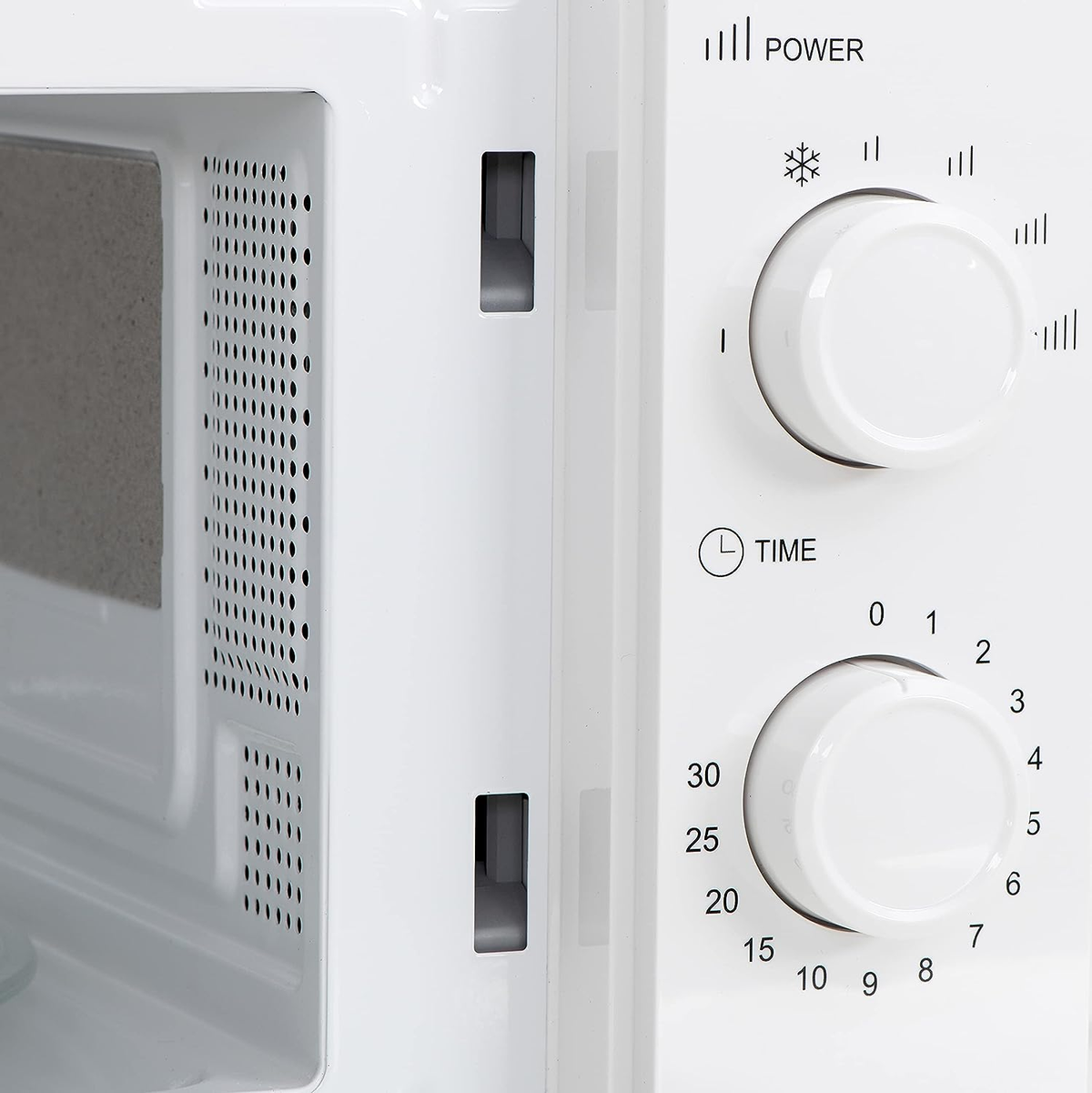 Panel de control del horno microondas. Mandos de potencia y tiempo. Interior con metal perforado.