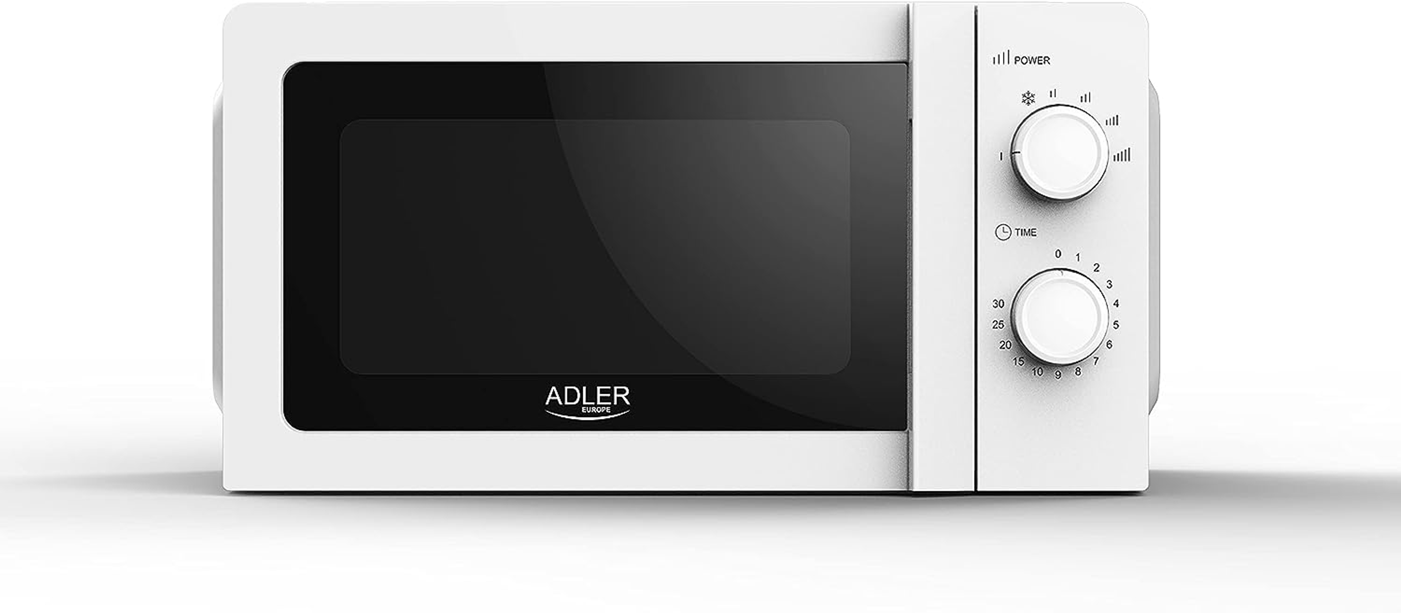 Microondas blanco con botones, puerta de vidrio y logo Adler, sobre blanco.