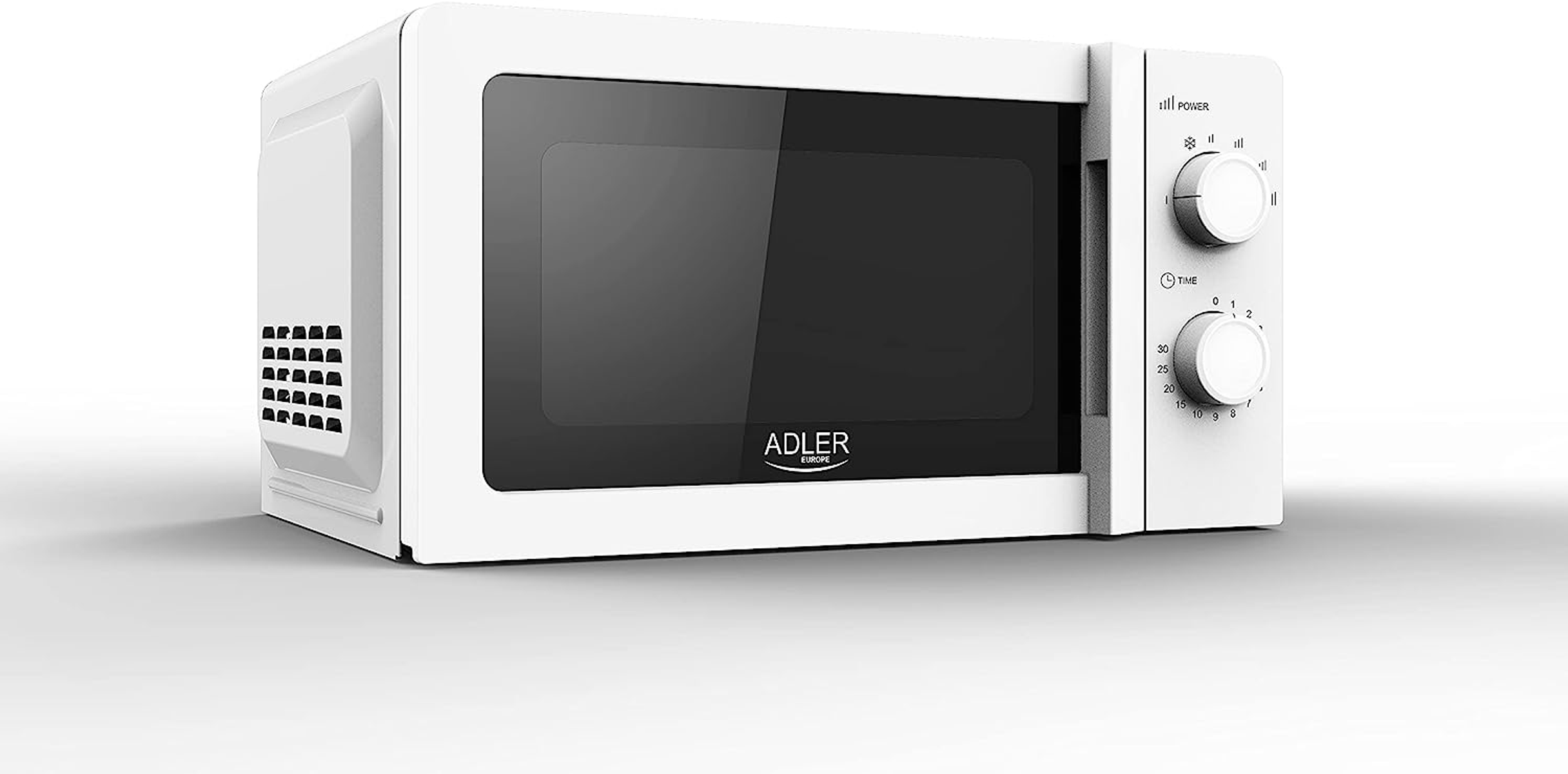 Horno microondas blanco. Tiene una puerta de cristal y perillas de control. La marca está al frente.