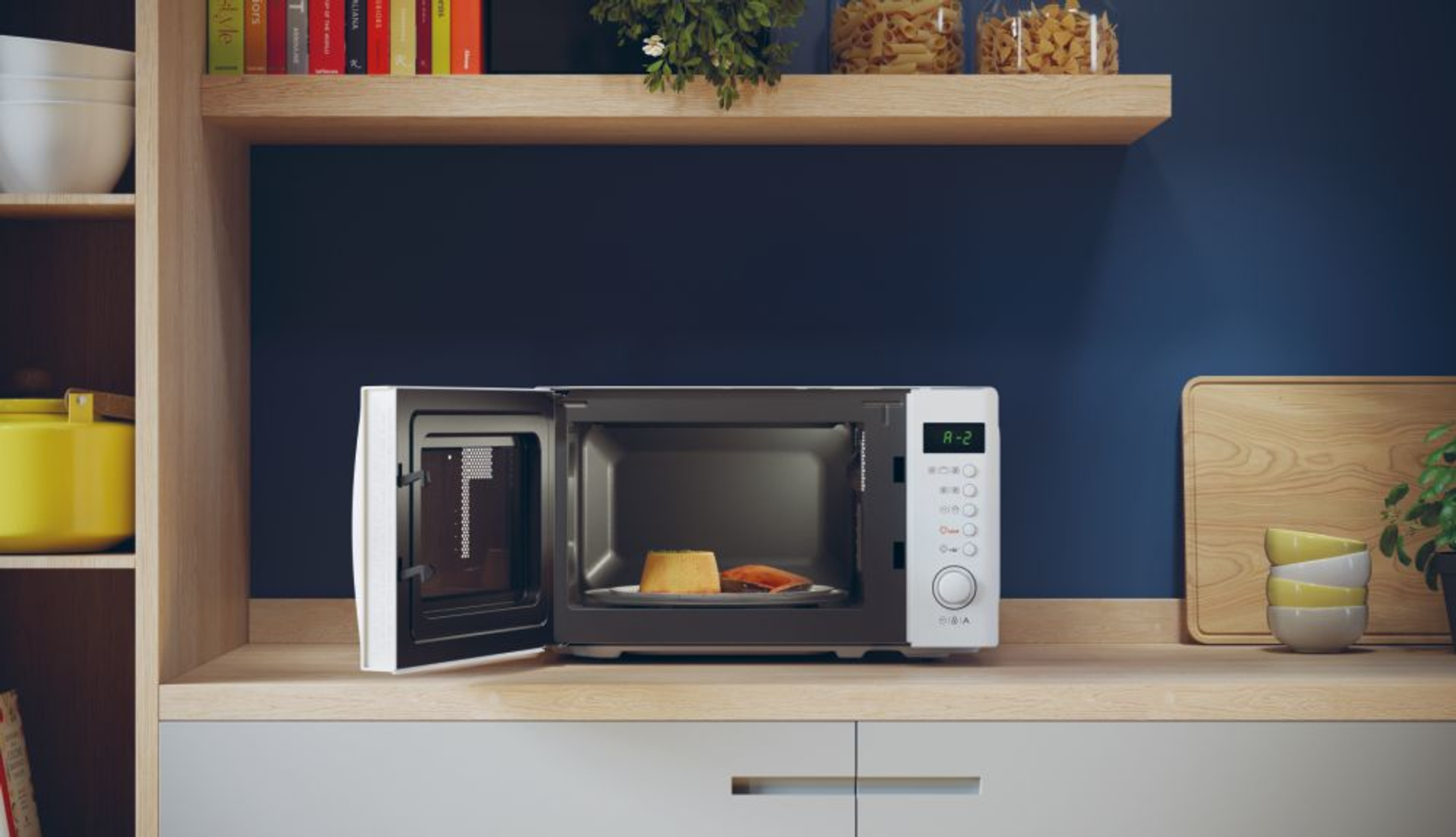 Forno a microonde su un bancone con cibo dentro e porta aperta.