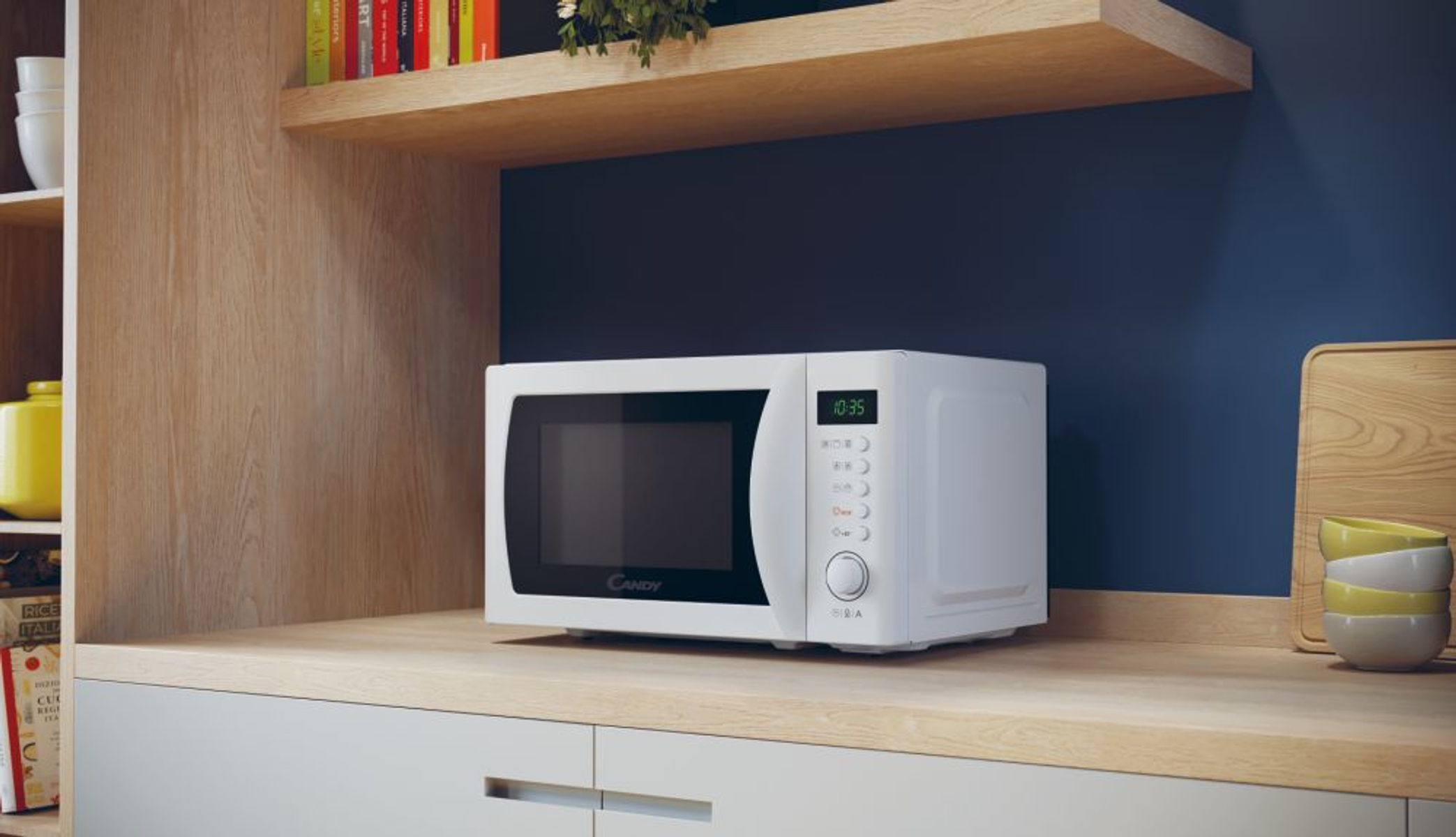 Un forno a microonde bianco su un bancone di legno in una cucina.