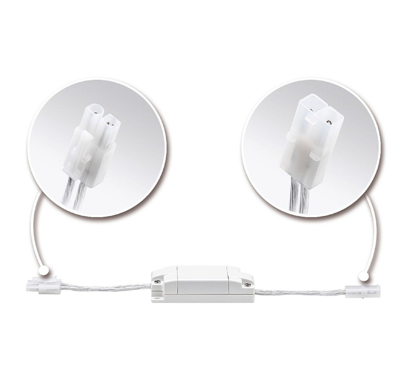 Białe złącza z okablowaniem, podłączone do białej skrzynki sterowniczej, na białym tle.