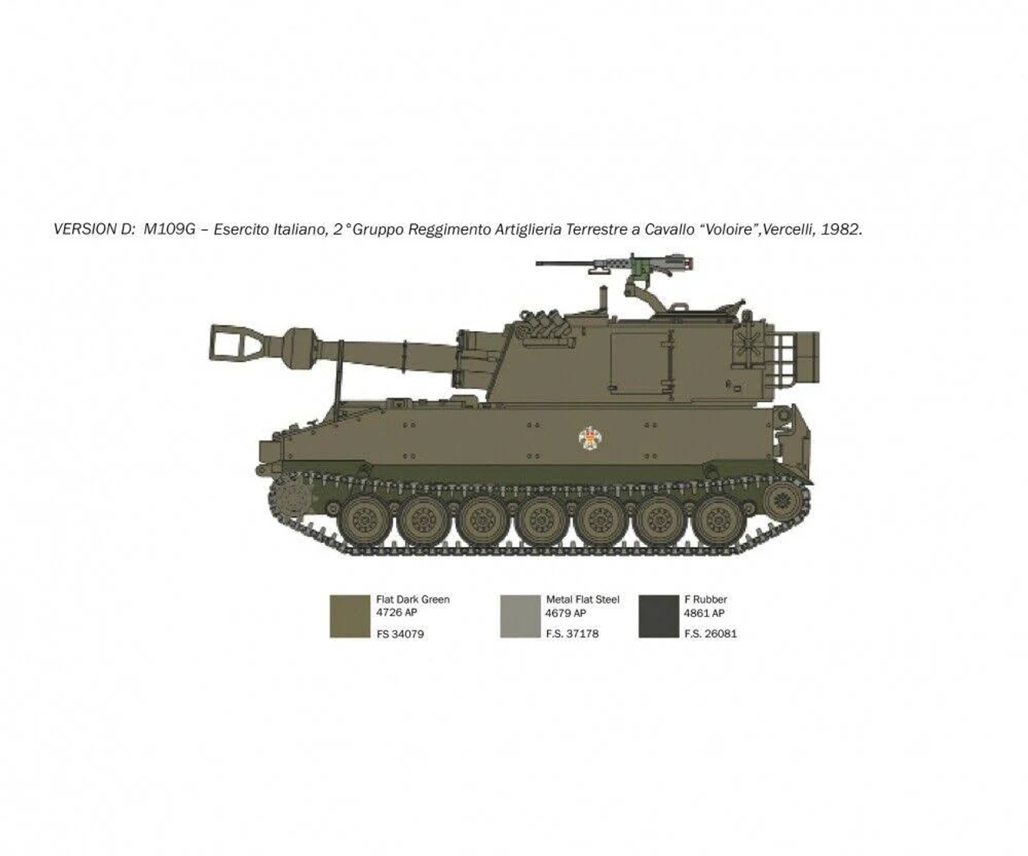 Een militaire tank met tekst bovenaan. De tank staat op een wit oppervlak.